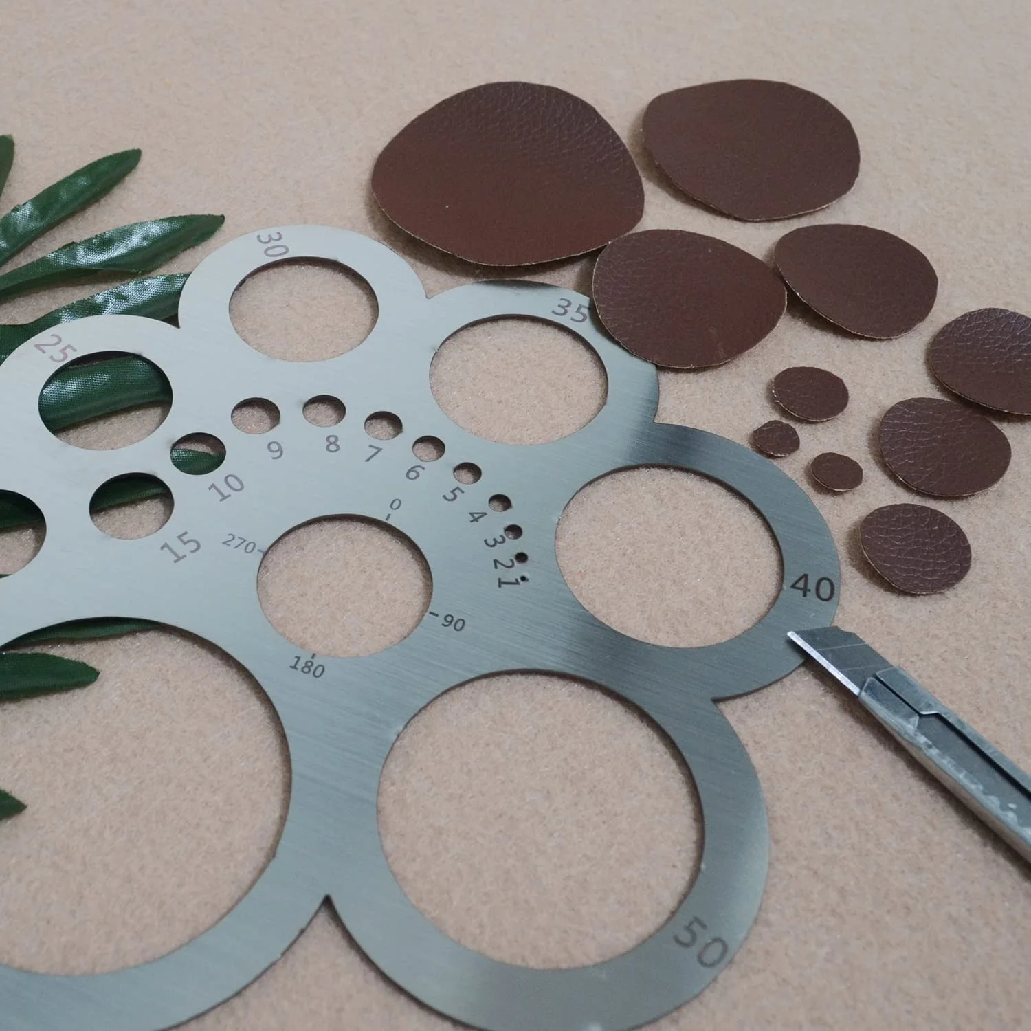 ABIT Leather Cutting Tool Corner Cutter Circle Drawing Template Metal Ruler for Leathercraft Woodworking Sewing DIY Craft
ABIT Leather Cutting Tool Corner Cutter Circle Drawing Template Metal Ruler for Leathercraft Woodworking Sewing DIY Craft