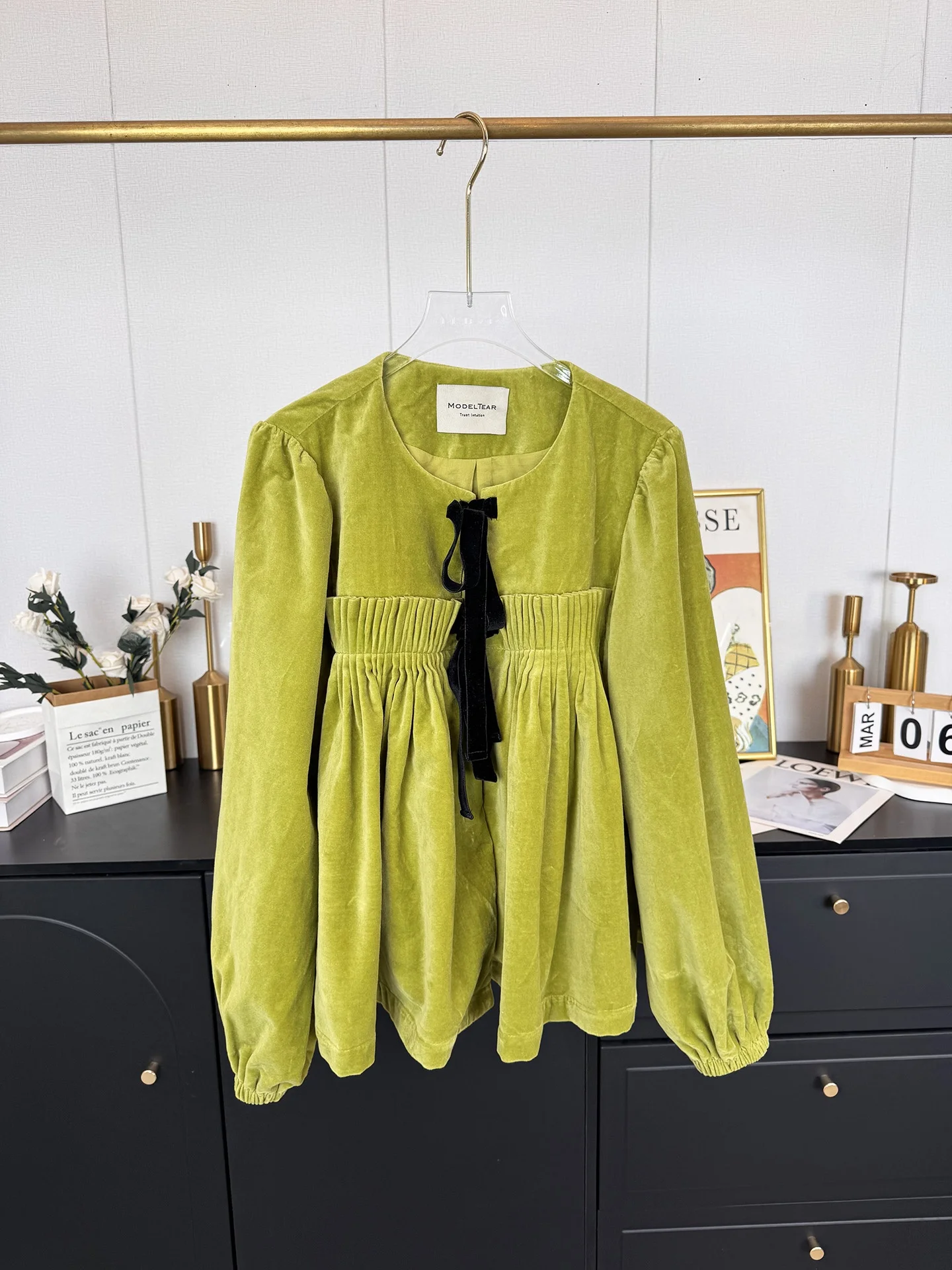 Modeltear Zhou Meimei Green Knot Belted Lantern Sleeve Pleated 3D Effect Coat Stand out from the Crowd in This Eleg...
Modeltear Zhou Meimei Green Knot Belted Lantern Sleeve Pleated 3D Effect Coat Stand out from the Crowd in This Eleg...