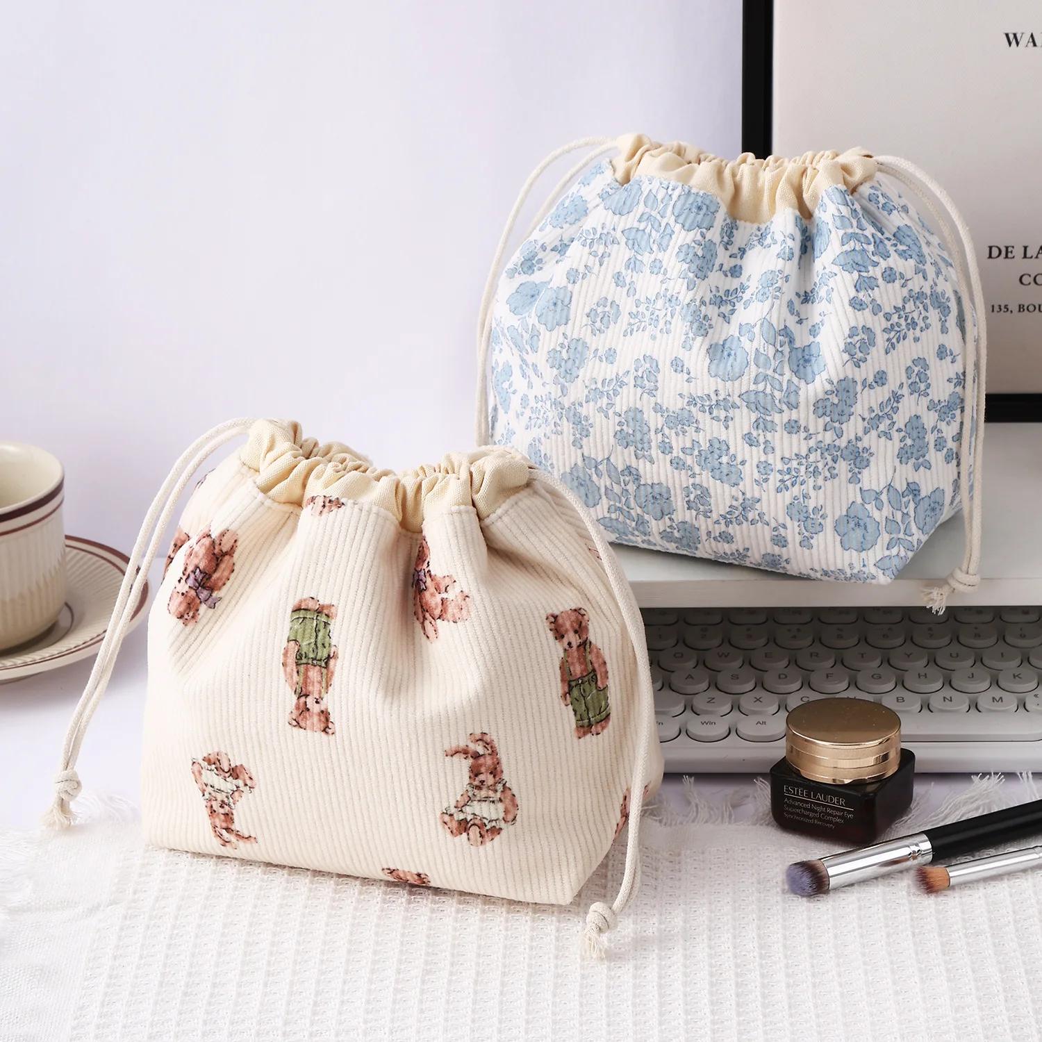 New Portable Vintage Flower Makeup Bag Large Capacity Handbag Cosmetic Storage Bag Drawstring Quilted Bag Women
New Portable Vintage Flower Makeup Bag Large Capacity Handbag Cosmetic Storage Bag Drawstring Quilted Bag Women