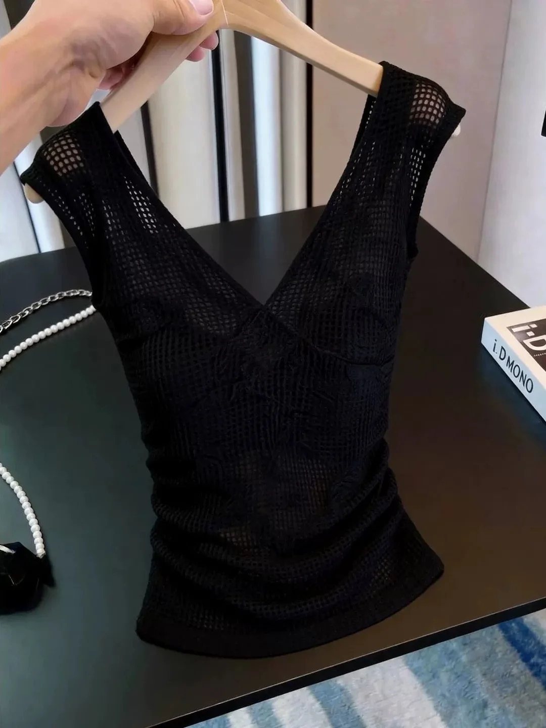 Slimming Sexy Fashionable Sleeveless Hollow out Top Korean Design Sensual Vest Versatile Summer 2026 Silk Women's Clothing
Slimming Sexy Fashionable Sleeveless Hollow out Top Korean Design Sensual Vest Versatile Summer 2026 Silk Women's Clothing