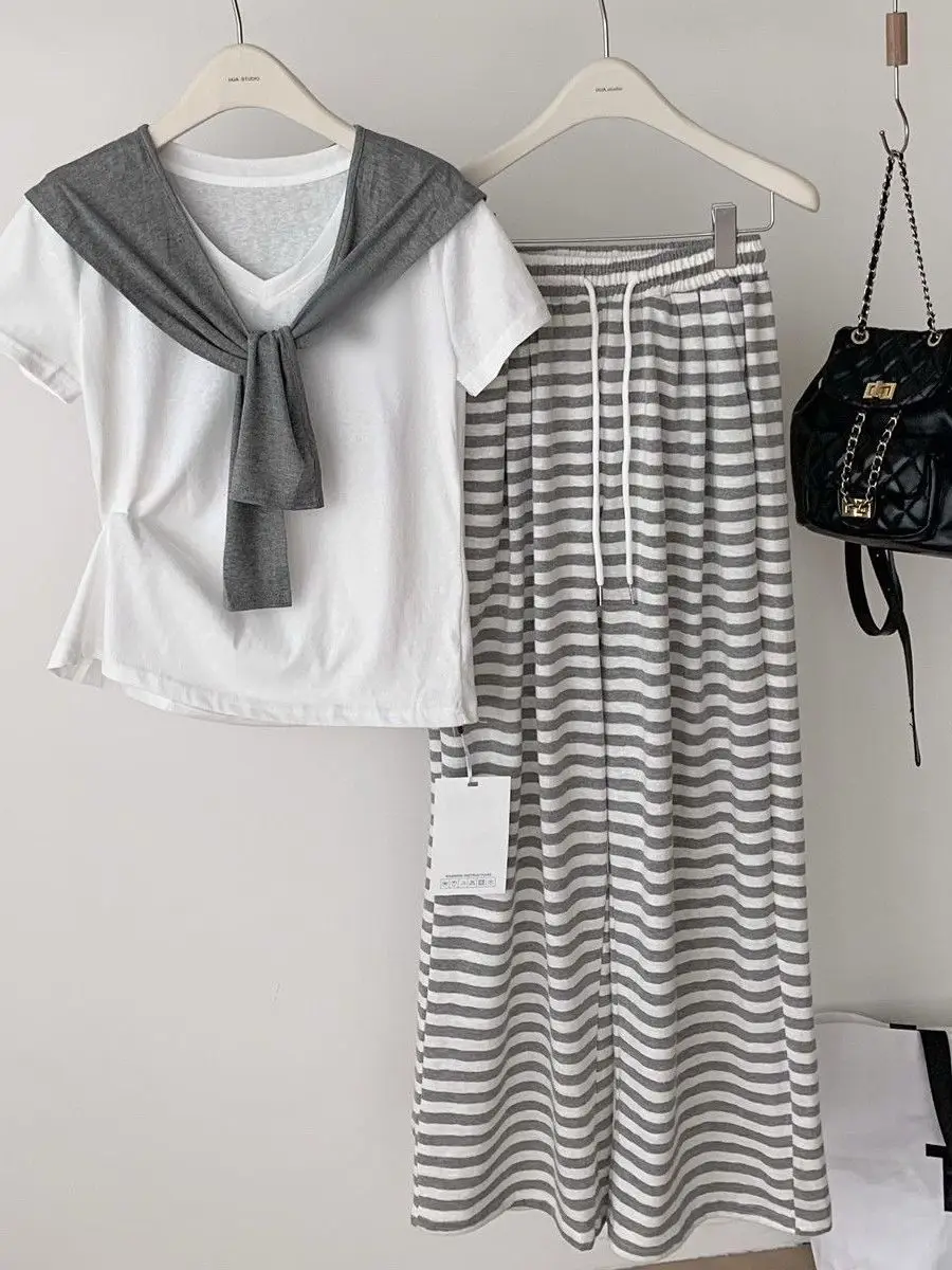 plus Size Women's Korean Style Striped Wide Leg Pants V-Neck Short Sleeve T-Shirt Three-Piece Set Summer Casual High Waist Lo...
plus Size Women's Korean Style Striped Wide Leg Pants V-Neck Short Sleeve T-Shirt Three-Piece Set Summer Casual High Waist Lo...