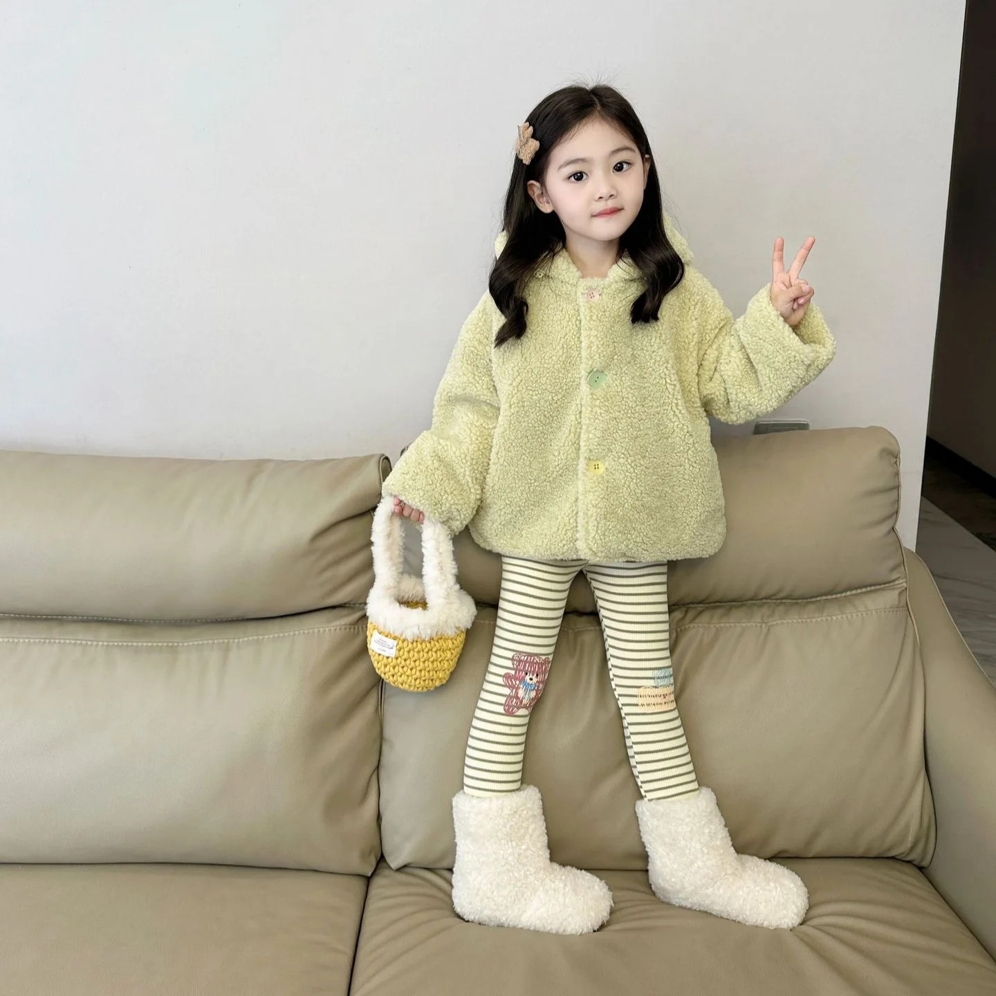 Girls Suit 2024 Winter New Childrens Wear Korean Style Baby Girl Foreign Loose Plus Fleece Thick Coat Striped Leggings Two-piece
Girls Suit 2024 Winter New Childrens Wear Korean Style Baby Girl Foreign Loose Plus Fleece Thick Coat Striped Leggings Two-piece