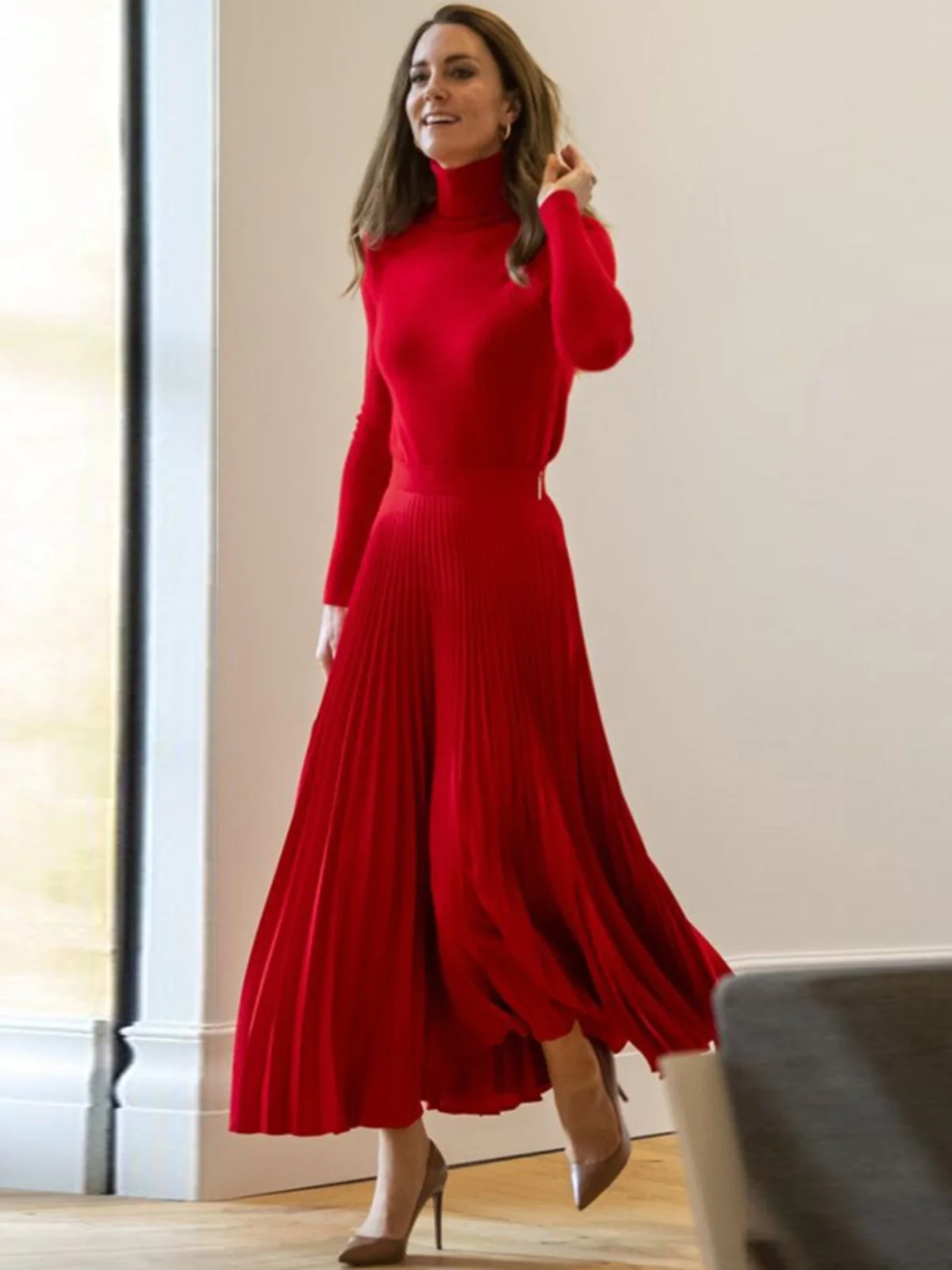 Модный комплект из вязаного свитера с высоким воротником и плиссированной юбки для женщин, идеально подходит для свадьбы или годовщины.
Модный комплект из вязаного свитера с высоким воротником и плиссированной юбки для женщин, идеально подходит для свадьбы или годовщины.