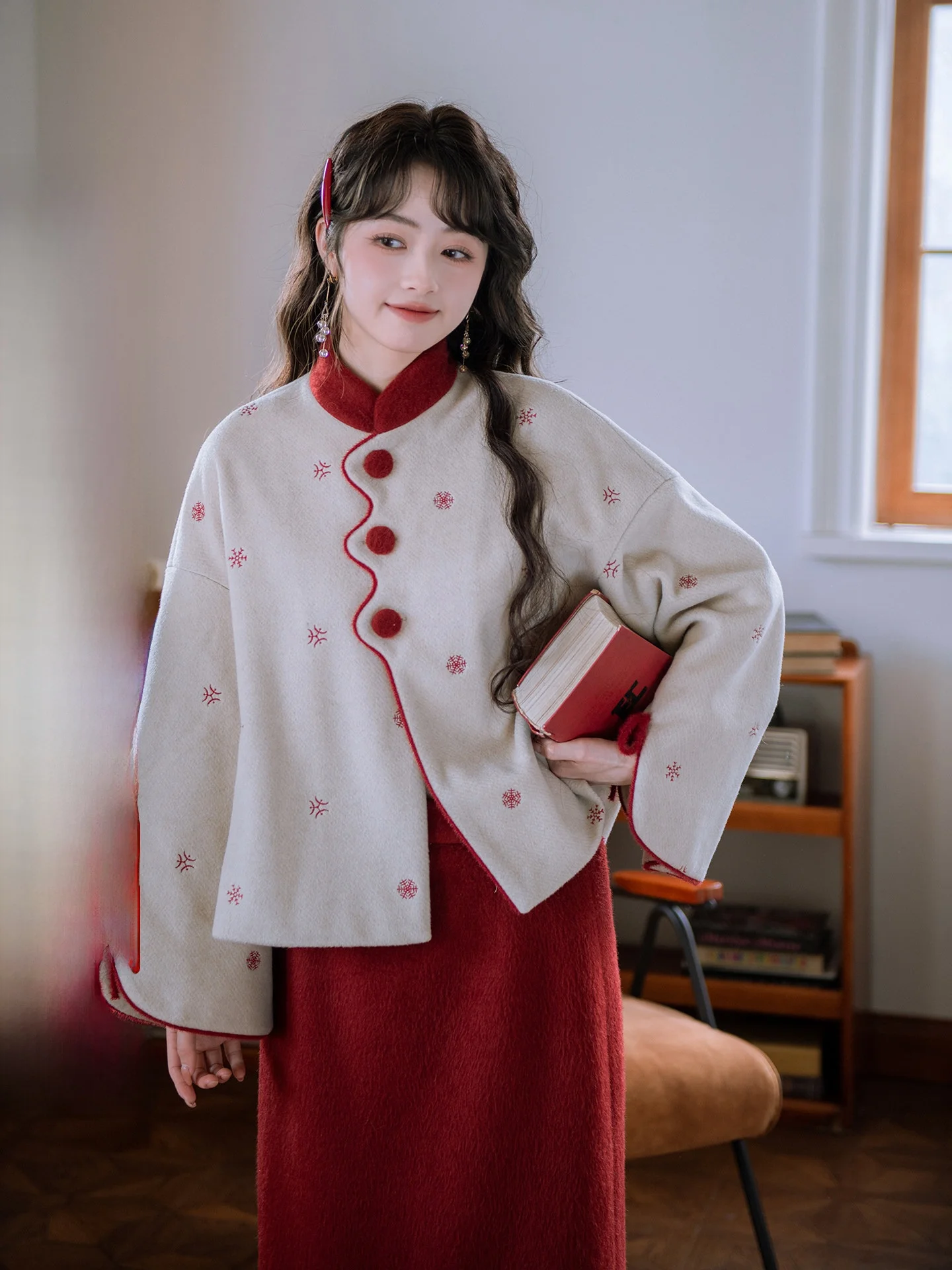 Новое шерстяное пальто с вышивкой снежинок, зимнее, с флисовой подкладкой, теплое, свободного кроя, с поясом, в китайском стиле, для женщин
Новое шерстяное пальто с вышивкой снежинок, зимнее, с флисовой подкладкой, теплое, свободного кроя, с поясом, в китайском стиле, для женщин