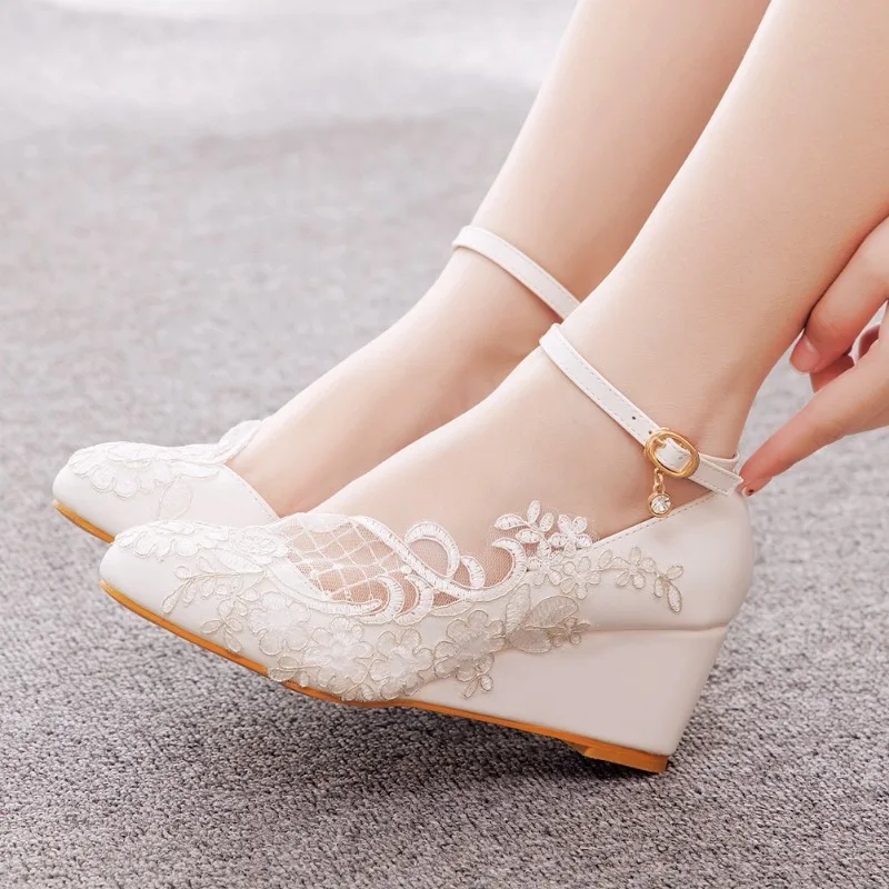2025 High Quality Fashion 5CM Wedges Hollow Buckle Strap Ladies Party Dance Wedding Shoes White Lace Women Round Toe Pumps
2025 High Quality Fashion 5CM Wedges Hollow Buckle Strap Ladies Party Dance Wedding Shoes White Lace Women Round Toe Pumps