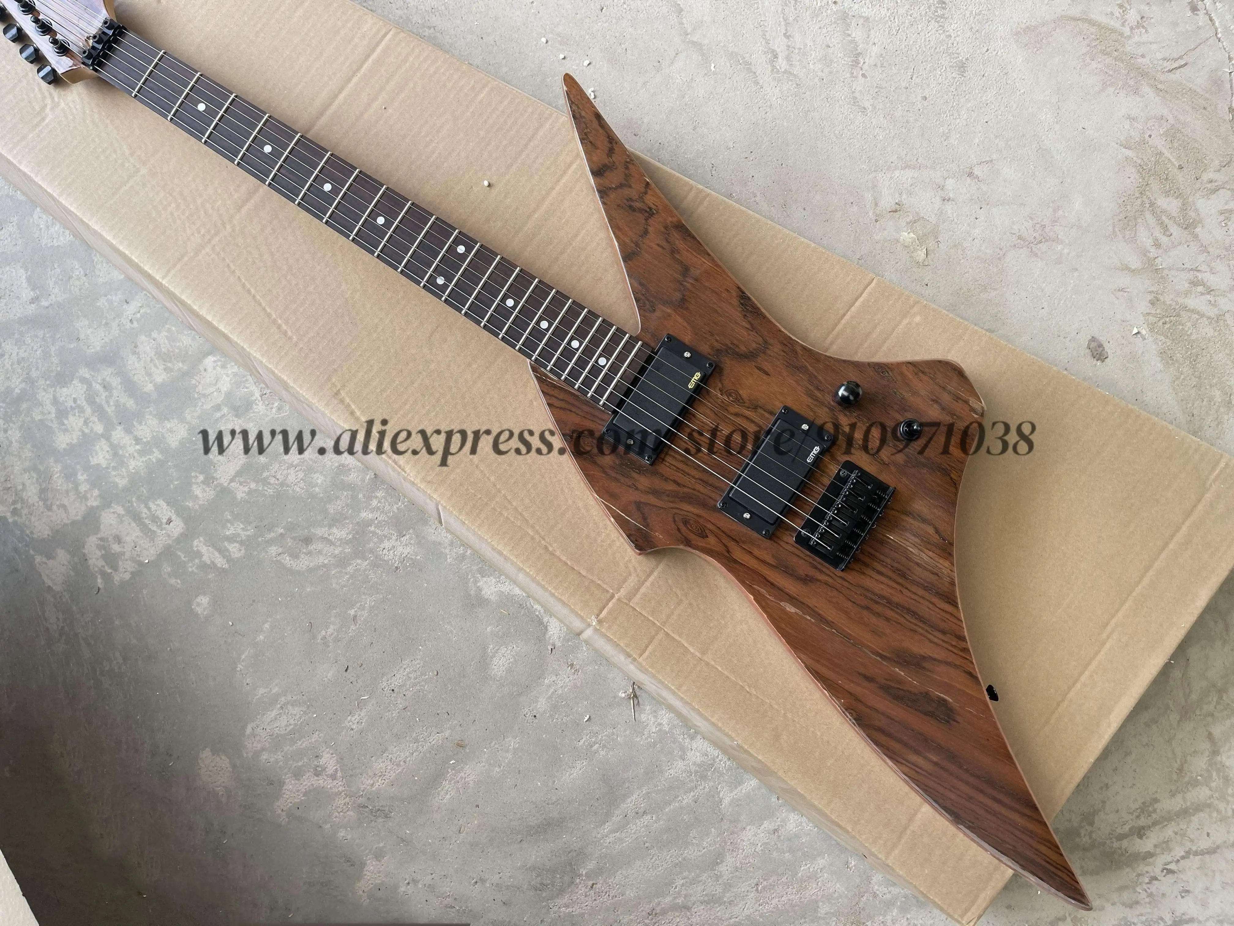 Классическая натуральная гитара, бридж тремоло, большой двухдорожечный звукосниматель, корпус из цельного дерева, верх в полоску зебры, черный тюнер
Классическая натуральная гитара, бридж тремоло, большой двухдорожечный звукосниматель, корпус из цельного дерева, верх в полоску зебры, черный тюнер