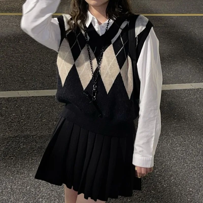 Женский вязаный жилет Argyle в консервативном стиле без рукавов, укороченный свитер с v-образным вырезом и цветными блоками, утягивающий повседневный топ, американский винтажный
Женский вязаный жилет Argyle в консервативном стиле без рукавов, укороченный свитер с v-образным вырезом и цветными блоками, утягивающий повседневный топ, американский винтажный