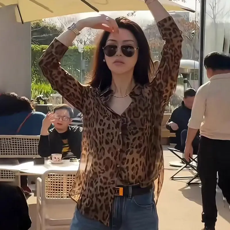 Hong Kong style retro leopard print long sleeve sun protection shirt shirt women's summer thin micro-transparent loose chiffon s
Hong Kong style retro leopard print long sleeve sun protection shirt shirt women's summer thin micro-transparent loose chiffon s