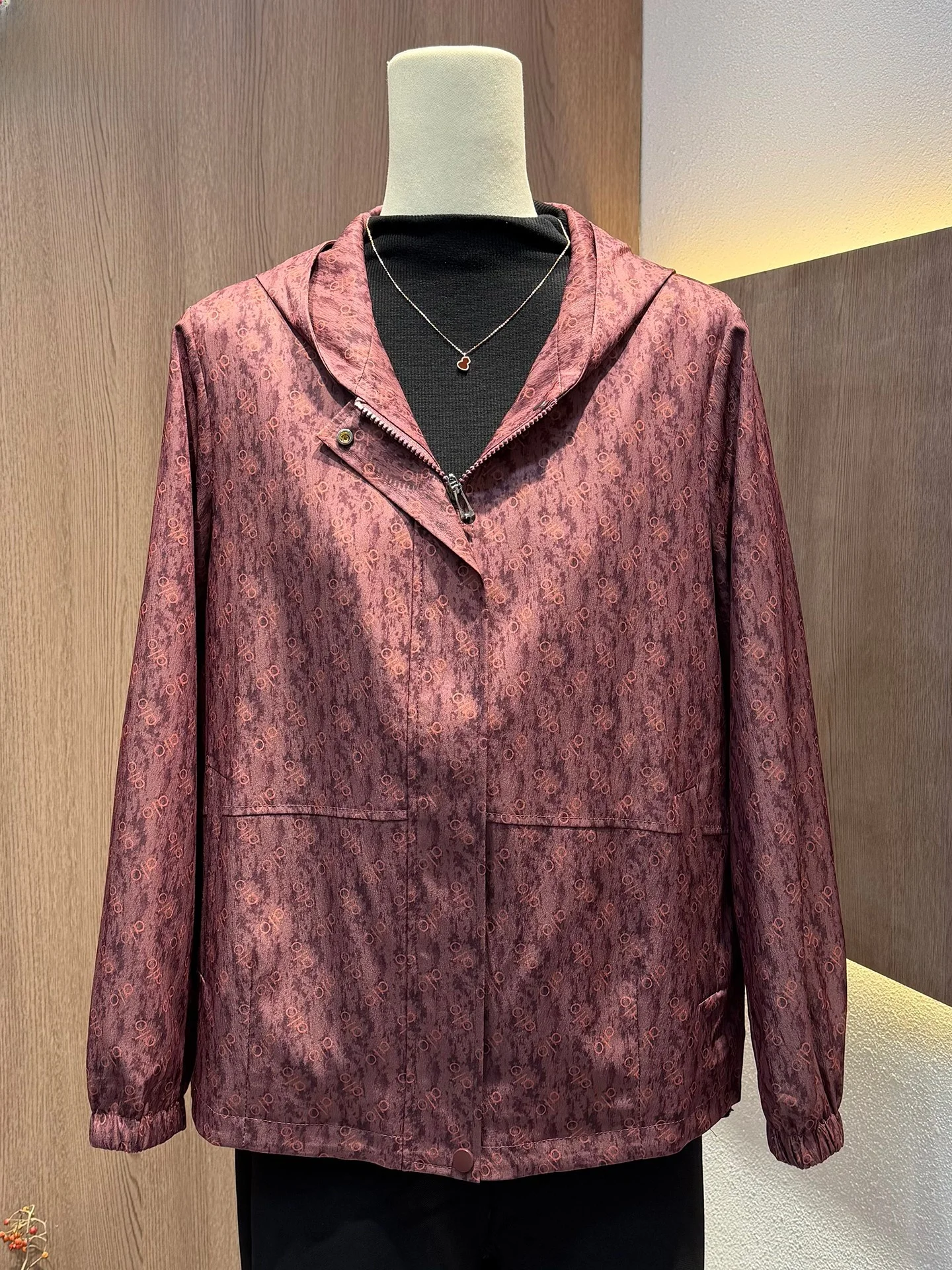 Faionable ort Jaet Coat Women's Spring Autumn New Sle Large Size Top for Middle-Aged And ly Printed Hooded Zipper
Faionable ort Jaet Coat Women's Spring Autumn New Sle Large Size Top for Middle-Aged And ly Printed Hooded Zipper