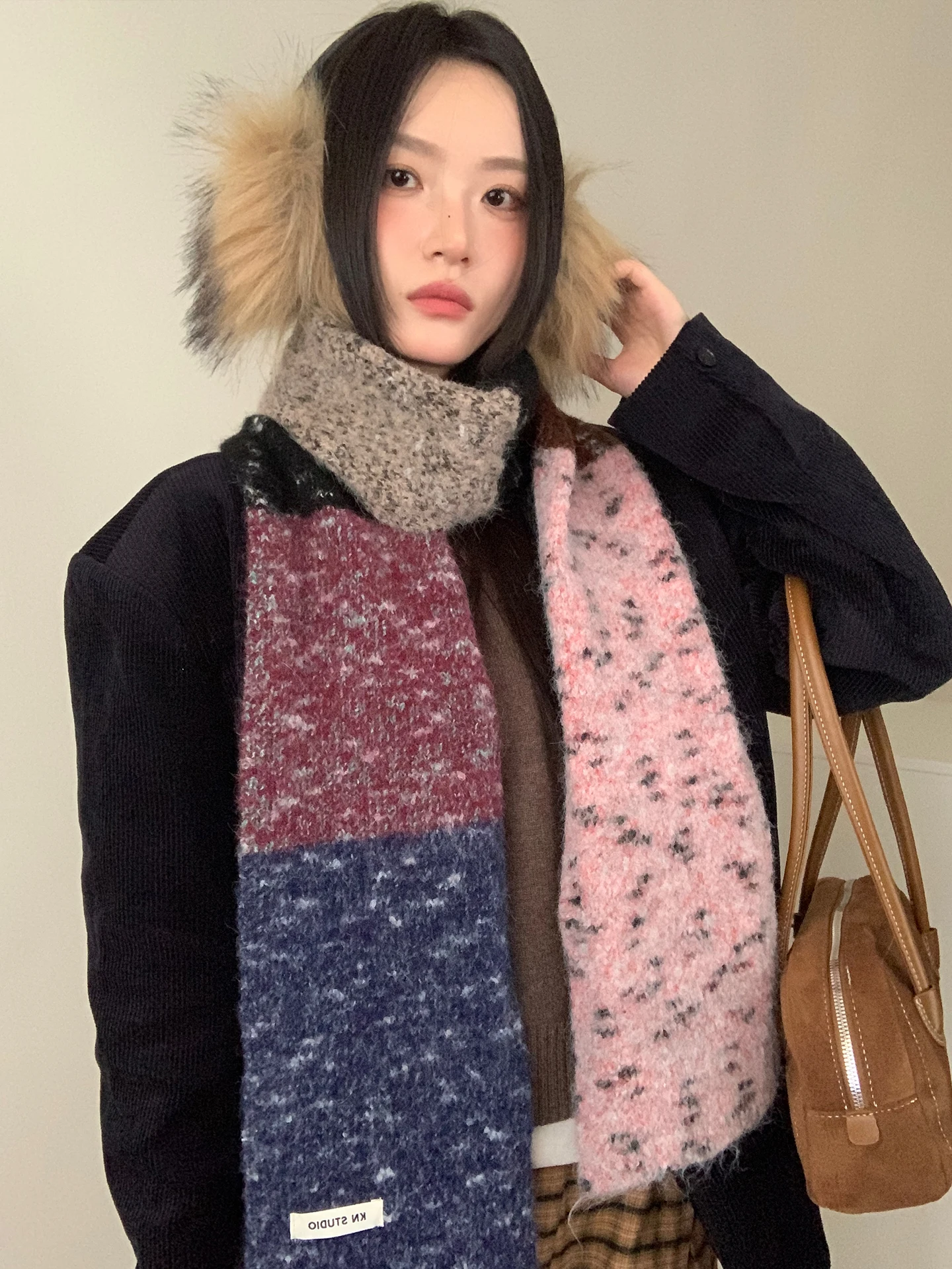 Retro Warm Atmosphere Soft And Warm Scarf For Women Fashionable Mixed Color Knitted Splicing Neck Warmer For Winter
Retro Warm Atmosphere Soft And Warm Scarf For Women Fashionable Mixed Color Knitted Splicing Neck Warmer For Winter