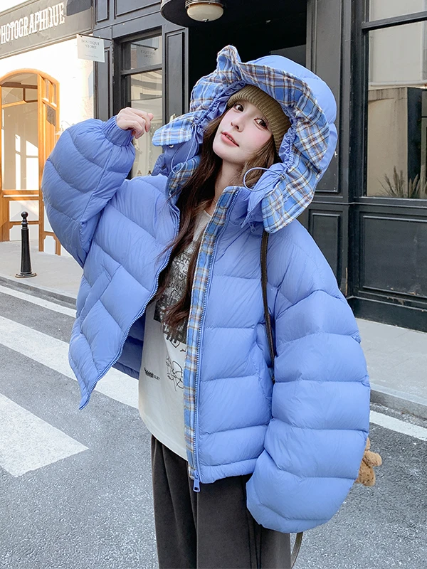 Синяя клетчатая укороченная пуховая куртка с капюшоном для женщин, Зима 2025, Новинка, Омолаживающий дизайн, Повседневная свободная теплая верхняя одежда
Синяя клетчатая укороченная пуховая куртка с капюшоном для женщин, Зима 2025, Новинка, Омолаживающий дизайн, Повседневная свободная теплая верхняя одежда