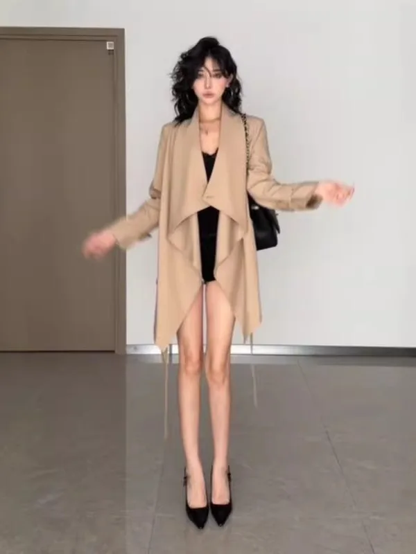 Корейская ветровка-пальто с воротником-стойкой для женщин, осенняя, модная, приталенная, длинная, однотонная, элегантная.
Корейская ветровка-пальто с воротником-стойкой для женщин, осенняя, модная, приталенная, длинная, однотонная, элегантная.