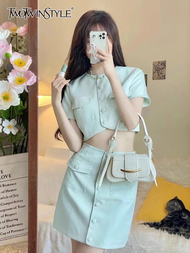 TWOTWINSTYLE Elegant Green Two Piece Skirts Set For Women O Neck Short Sleeve Coat High Waist Mini Skirt Casual Sets Female 2022
TWOTWINSTYLE Elegant Green Two Piece Skirts Set For Women O Neck Short Sleeve Coat High Waist Mini Skirt Casual Sets Female 2022