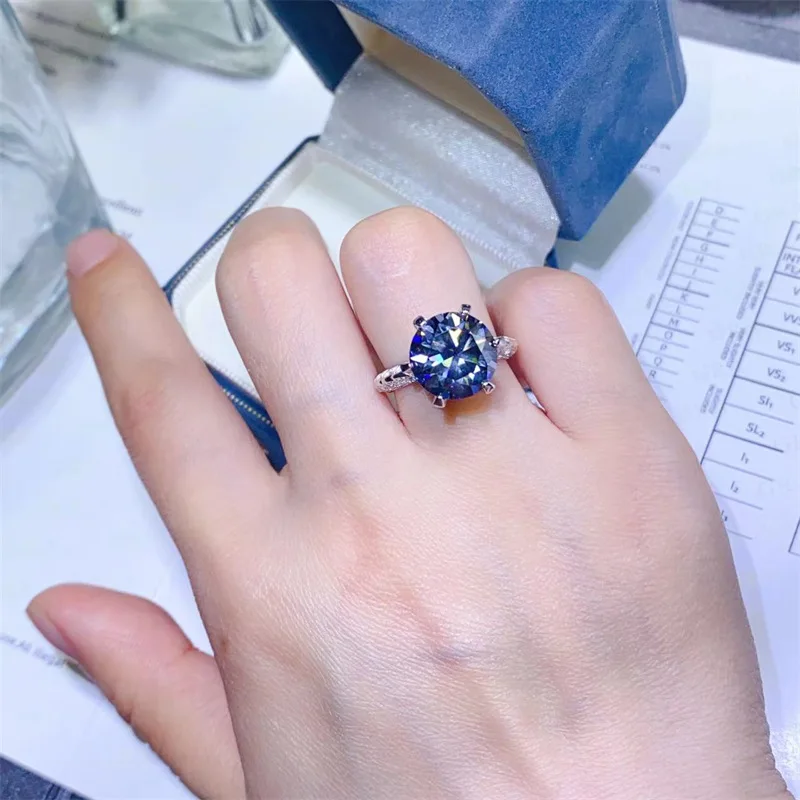 Classic Women's Blue Diamond Ring 5 Carat Moissanite Six-Claw Set PT950 Platinum Timeless Fine Jewelry Brilliant Sparkle
Classic Women's Blue Diamond Ring 5 Carat Moissanite Six-Claw Set PT950 Platinum Timeless Fine Jewelry Brilliant Sparkle