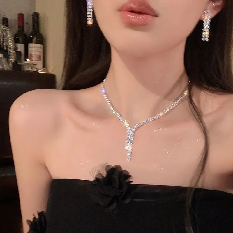 High-end Shiny Rhinestone Jewelry Set Luxury Clavicle Chain Earrings Niche Design Bridal Wedding Banquet Accessories
High-end Shiny Rhinestone Jewelry Set Luxury Clavicle Chain Earrings Niche Design Bridal Wedding Banquet Accessories