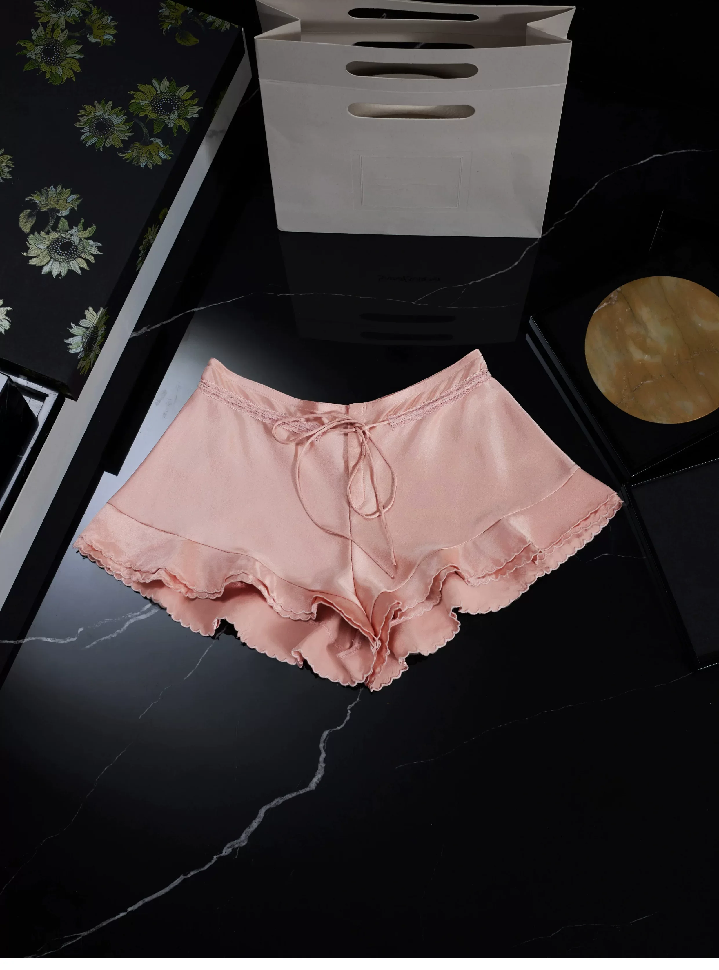 Sweet Girls Silk Shorts Fashion Women's Ruffles Trousers Sexy Ladies Satin Slim Shorts
Sweet Girls Silk Shorts Fashion Women's Ruffles Trousers Sexy Ladies Satin Slim Shorts