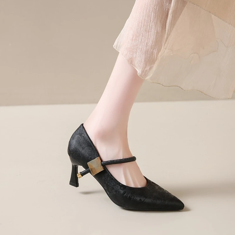 Элегантные женские туфли на каблуке 2026: Новые уличные туфли-лодочки без застежек, женские туфли на высоком тонком каблуке с острым носком, модные туфли для вечеринок и торжественных мероприятий
Элегантные женские туфли на каблуке 2026: Новые уличные туфли-лодочки без застежек, женские туфли на высоком тонком каблуке с острым носком, модные туфли для вечеринок и торжественных мероприятий