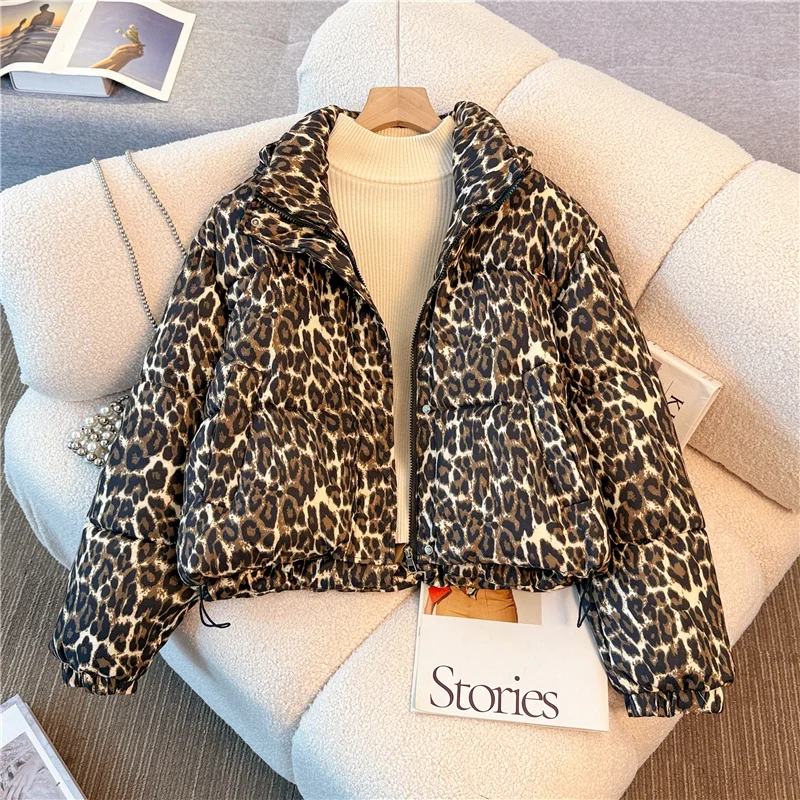 Леопардовая хлопковая стеганая куртка, новинка зимы 2025, утепленные пальто в американском стиле, модная верхняя одежда с воротником-стойкой на молнии и подкладкой
Леопардовая хлопковая стеганая куртка, новинка зимы 2025, утепленные пальто в американском стиле, модная верхняя одежда с воротником-стойкой на молнии и подкладкой