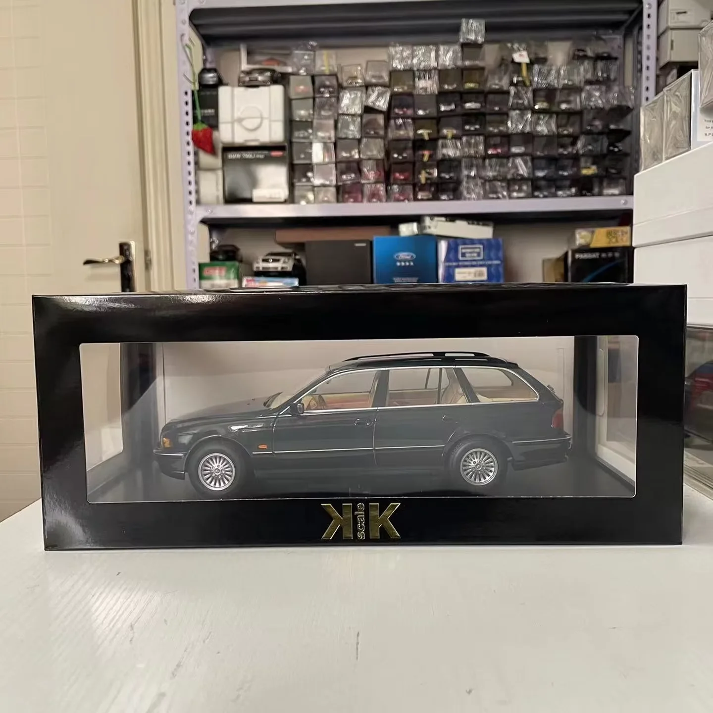 1:18 Scale Triple9 Diecast Alloy Green BMW E39 Touring 1998 Toys Cars Model Classic Nostalgia Adult Souvenir Gift Static Display
1:18 Scale Triple9 Diecast Alloy Green BMW E39 Touring 1998 Toys Cars Model Classic Nostalgia Adult Souvenir Gift Static Display
