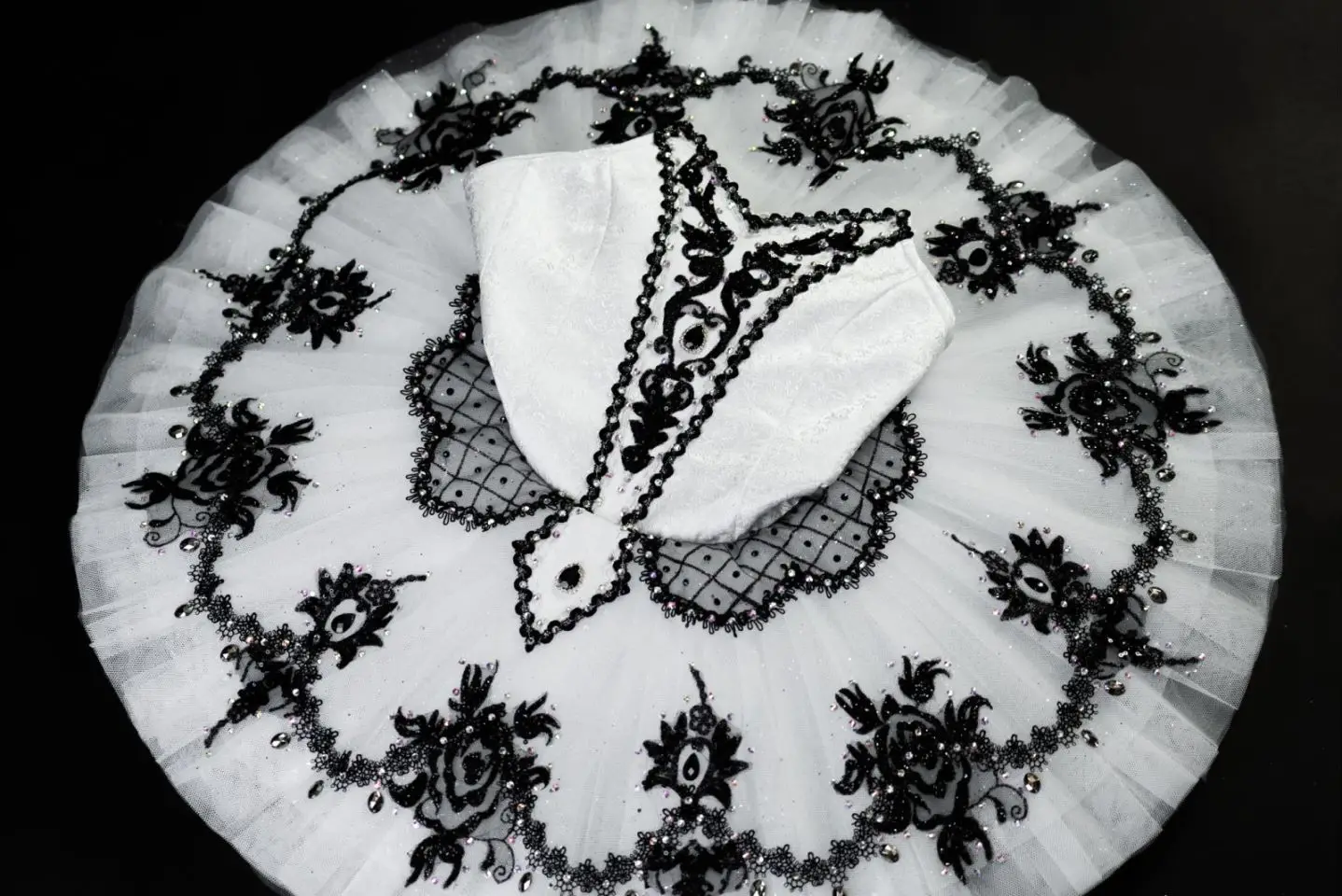 White and black Paquita female ballet dance dress plate skirt tutu competition dress performance dress professional custom
White and black Paquita female ballet dance dress plate skirt tutu competition dress performance dress professional custom