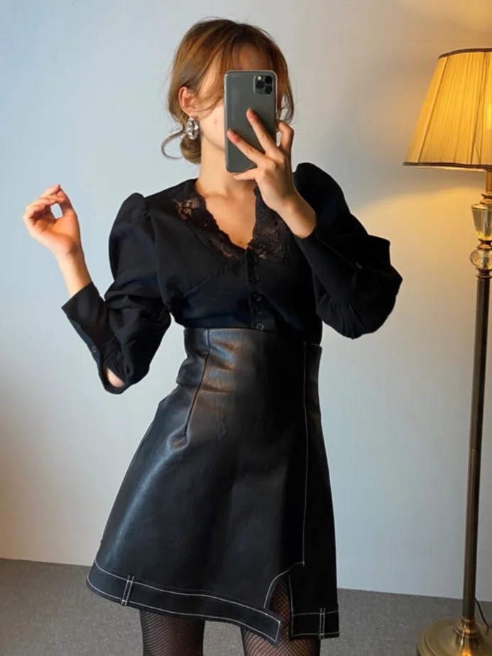 Комплект из искусственной кожи с кружевной отделкой и юбкой, шикарный летний дизайн, длинный комплект из двух предметов на пуговицах с цветочным принтом
Комплект из искусственной кожи с кружевной отделкой и юбкой, шикарный летний дизайн, длинный комплект из двух предметов на пуговицах с цветочным принтом