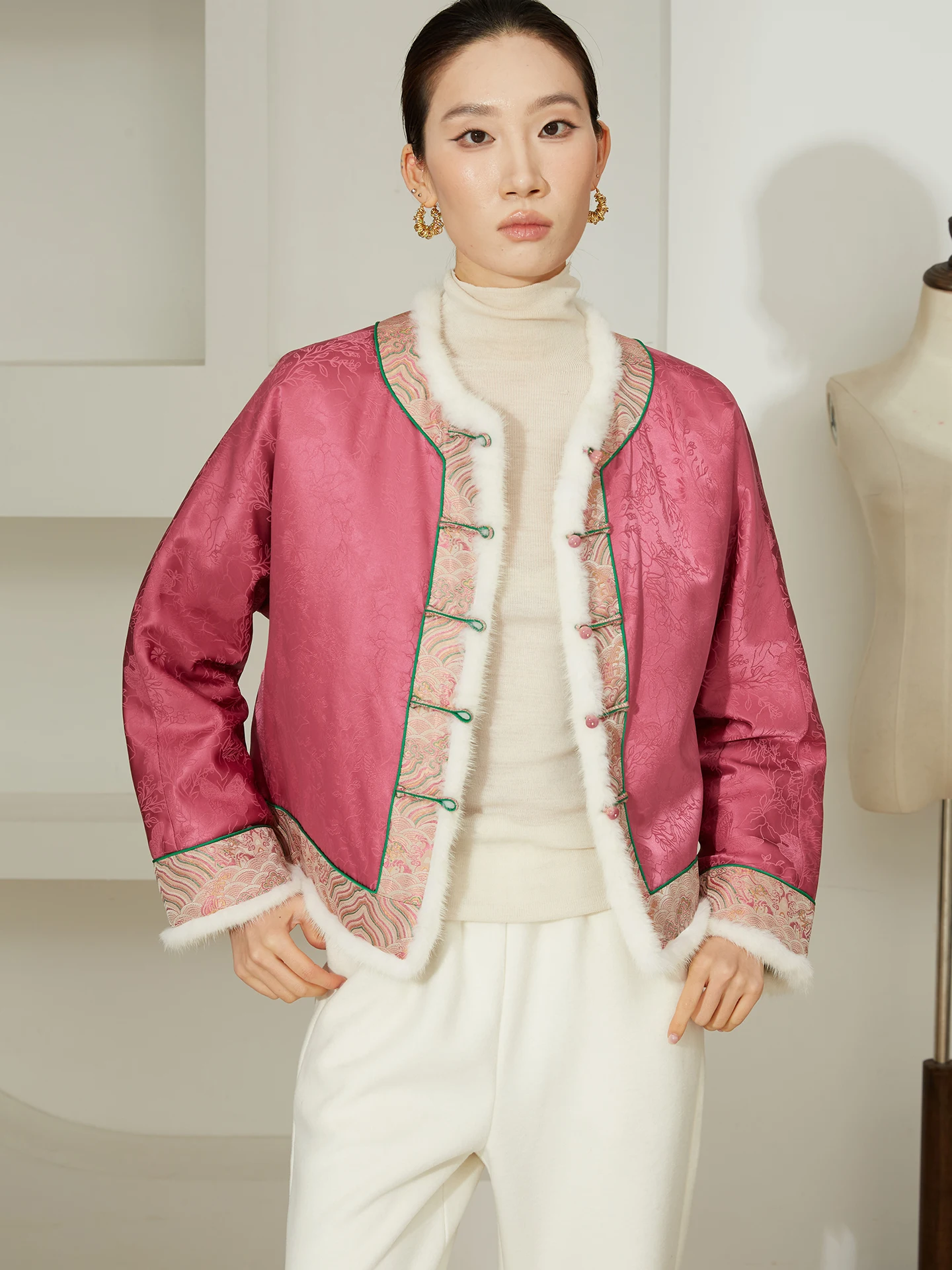 Утепленное двустороннее пальто из шерсти и шелка с вышивкой, из плотного атласа, натурального шелка, в национальном стиле, хлопковое, зимнее, верхняя одежда
Утепленное двустороннее пальто из шерсти и шелка с вышивкой, из плотного атласа, натурального шелка, в национальном стиле, хлопковое, зимнее, верхняя одежда