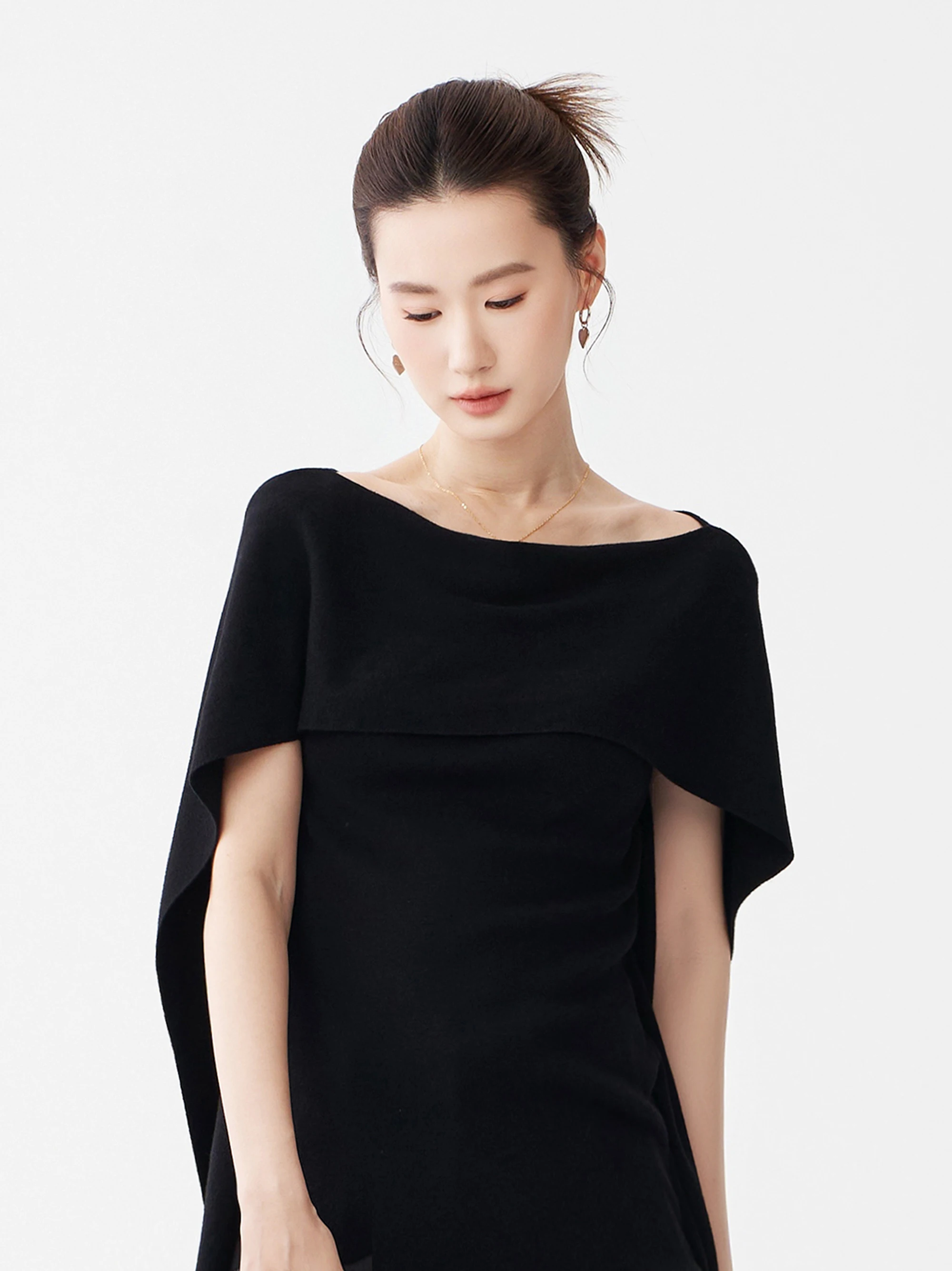 Elegant Black Knitted Top Women's Fashion Shoulder Baring Cowl Neck Design Soft Batwing Sleeve Casual Party Wear
Elegant Black Knitted Top Women's Fashion Shoulder Baring Cowl Neck Design Soft Batwing Sleeve Casual Party Wear
