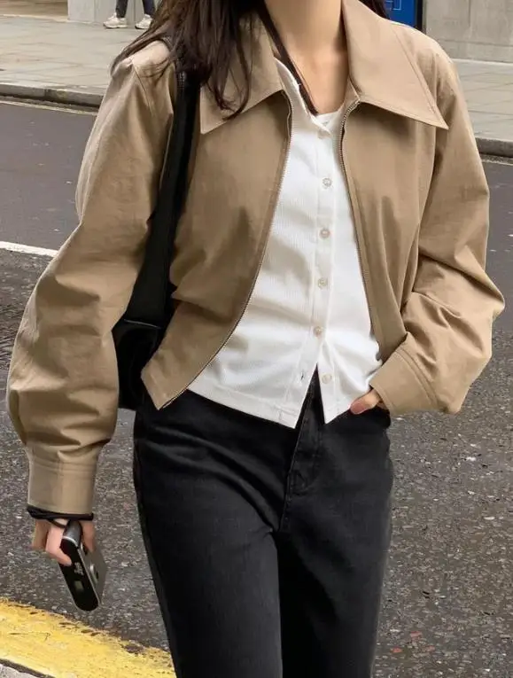 Осенний новый стиль, однотонная короткая куртка с двойной молнией и лацканами, женская повседневная крутая и красивая куртка с длинными рукавами
Осенний новый стиль, однотонная короткая куртка с двойной молнией и лацканами, женская повседневная крутая и красивая куртка с длинными рукавами