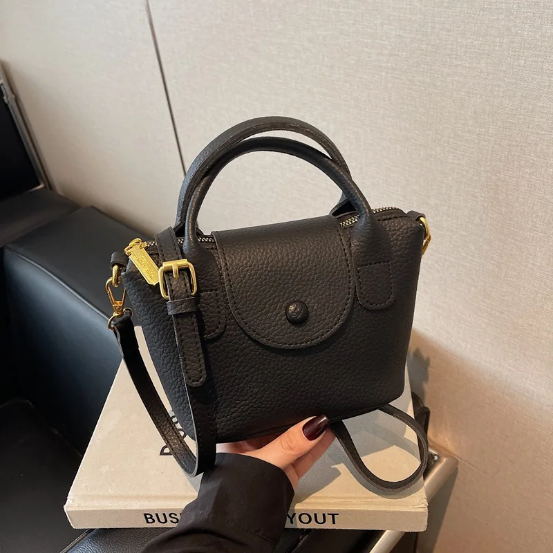 Light luxury simple pu leather handbag 2025 new mini trend fashion casual all-match one-shoulder messenger small square bag
Light luxury simple pu leather handbag 2025 new mini trend fashion casual all-match one-shoulder messenger small square bag