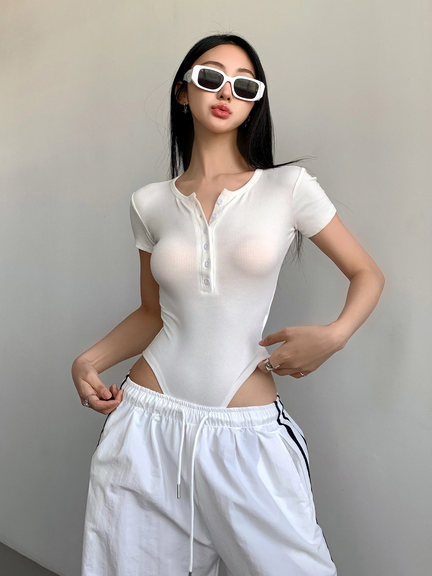 Sexy Slim Fit V-Neck Button Short Sleeve Onesie Women's 2025 New Elastic Versatile T-Shirt Base Shirt Cotton Autumn Wear
Sexy Slim Fit V-Neck Button Short Sleeve Onesie Women's 2025 New Elastic Versatile T-Shirt Base Shirt Cotton Autumn Wear