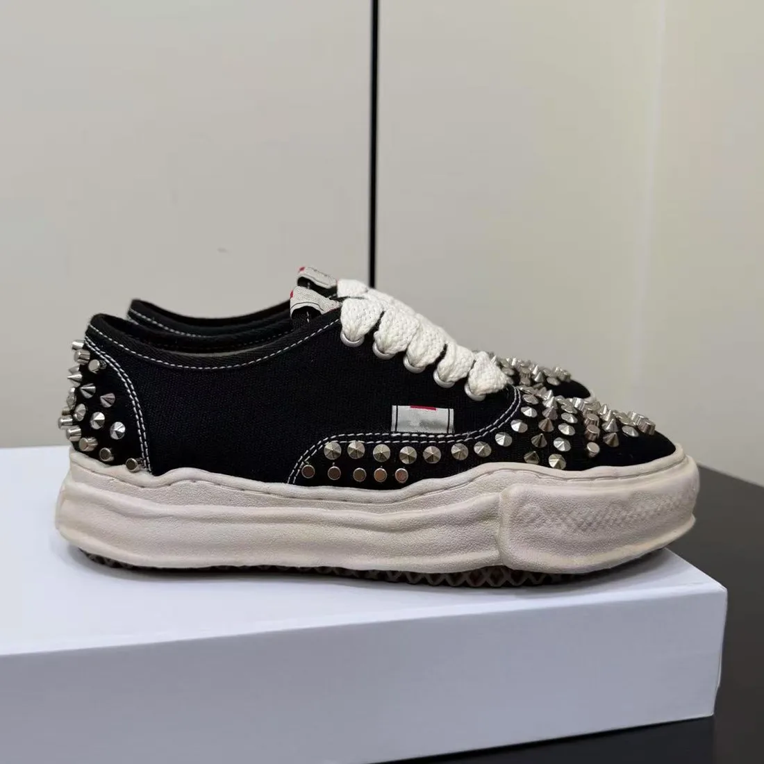 2026 spring low cut canvas shoes for both men and women, lace up rivet thick soled height increasing board shoes
2026 spring low cut canvas shoes for both men and women, lace up rivet thick soled height increasing board shoes