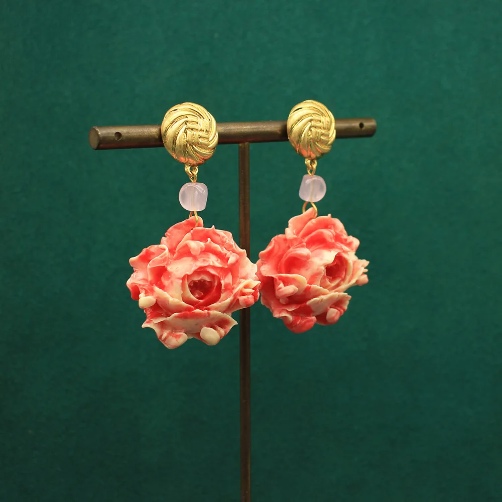 Shell Pink Embossed High-End Exaggerated Personality Rose Flower Earrings Shoulder-Hugging Vacation Style Earrings
Shell Pink Embossed High-End Exaggerated Personality Rose Flower Earrings Shoulder-Hugging Vacation Style Earrings