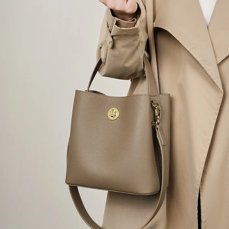 Light Luxury Leather Bag New Bucket Bag Leather Women's Bag Shoulder Messenger Bag Large Capacity Handbag Women's Bag
Light Luxury Leather Bag New Bucket Bag Leather Women's Bag Shoulder Messenger Bag Large Capacity Handbag Women's Bag