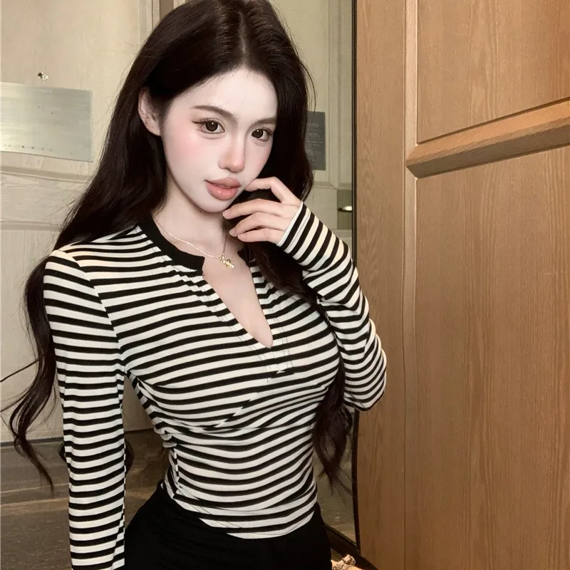 Женская футболка Slim Fit в полоску с глубоким V-образным вырезом, модная, сексуальная, трендовая, повседневная, весна 2026
Женская футболка Slim Fit в полоску с глубоким V-образным вырезом, модная, сексуальная, трендовая, повседневная, весна 2026