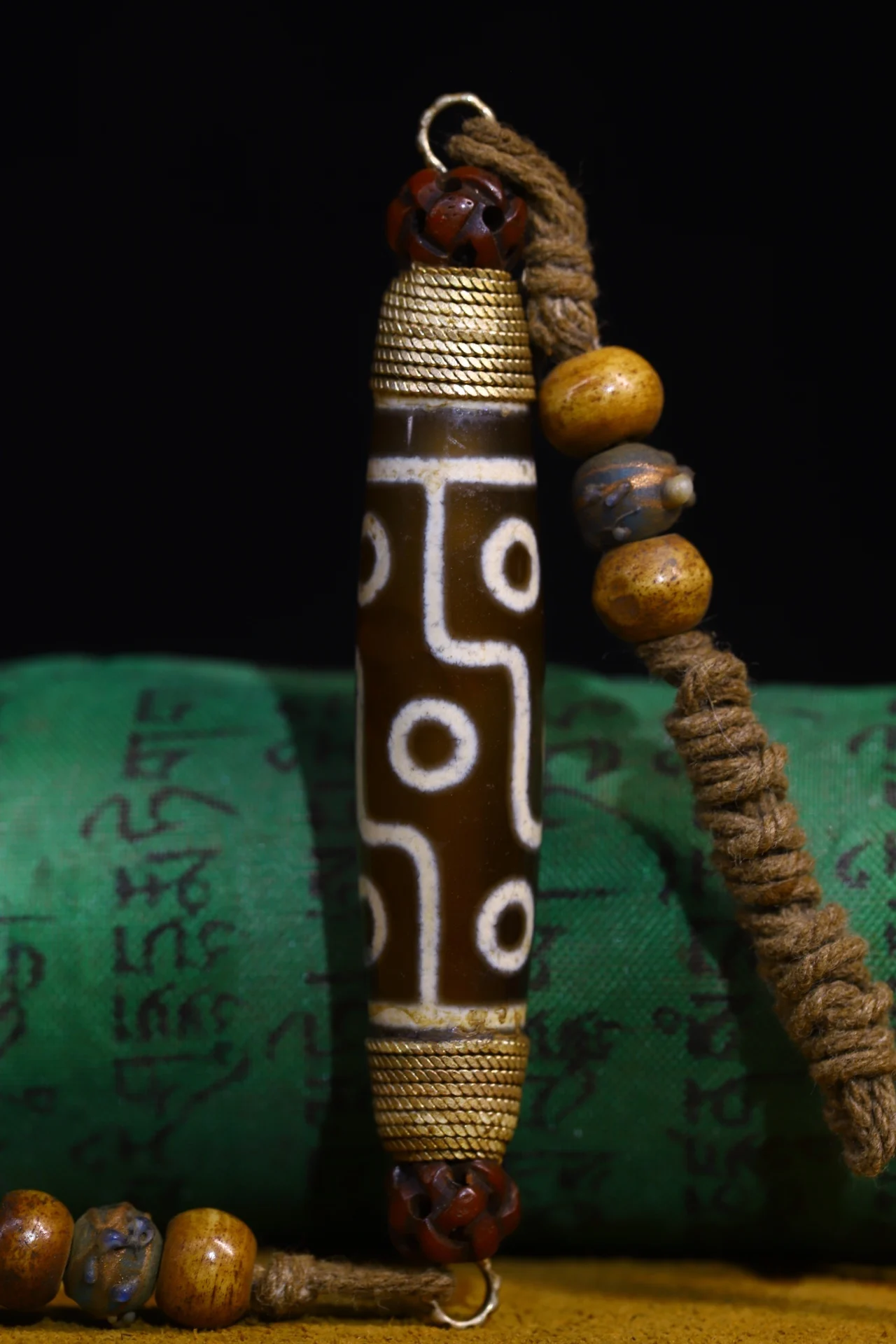 3"Tibetan Temple Collection Old Natural Agate filigree Mosaic Gem gZi Beads Nine Eyeballs Amulet pendant Town house Exorcism
3"Tibetan Temple Collection Old Natural Agate filigree Mosaic Gem gZi Beads Nine Eyeballs Amulet pendant Town house Exorcism
