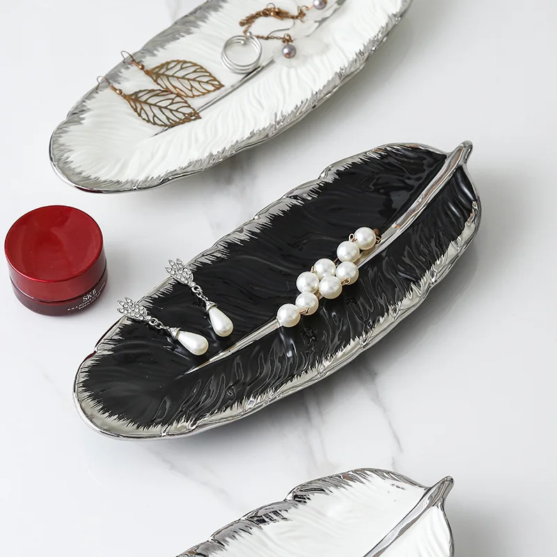 Silver-edged black and white feather tray, ceramic necklace, jewelry storage tray, luxury accessories,
Silver-edged black and white feather tray, ceramic necklace, jewelry storage tray, luxury accessories,