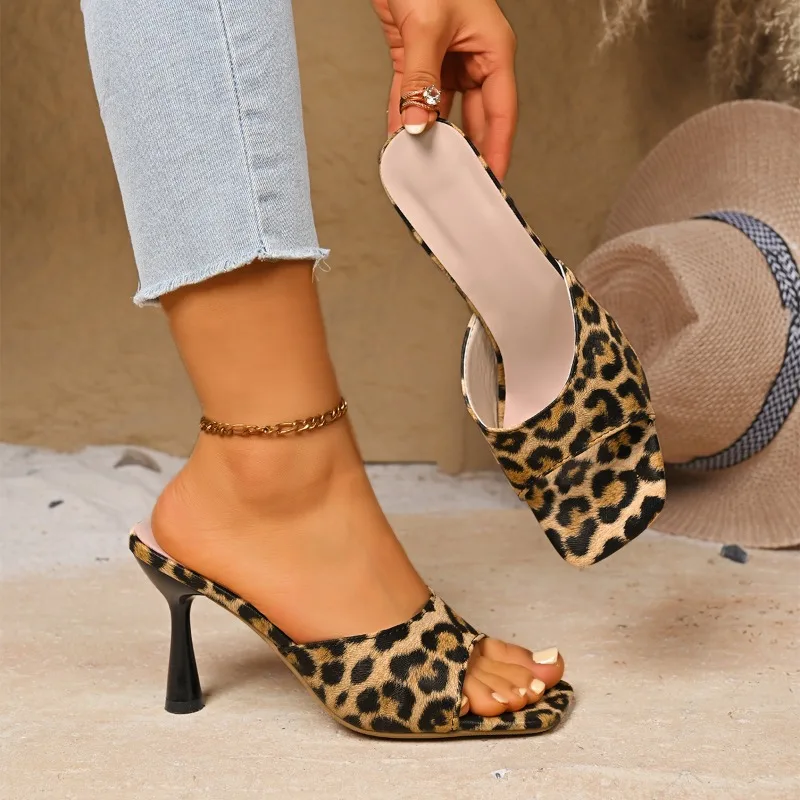 Лето 2026, новые очаровательные леопардовые женские сандалии с квадратным носком, пикантные модные универсальные женские тапочки на тонком высоком каблуке с открытым носком
Лето 2026, новые очаровательные леопардовые женские сандалии с квадратным носком, пикантные модные универсальные женские тапочки на тонком высоком каблуке с открытым носком