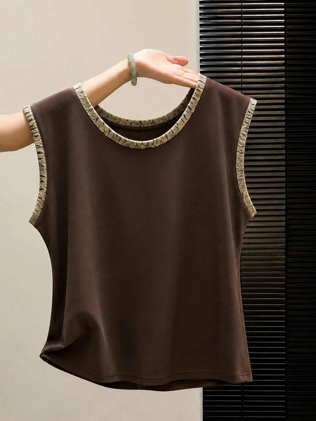 Korean Style Color Block Design Soft Versatile Sleeveless Top Summer Slimming Elegant Small Shirt Women's Fashion Casual Wear
Korean Style Color Block Design Soft Versatile Sleeveless Top Summer Slimming Elegant Small Shirt Women's Fashion Casual Wear