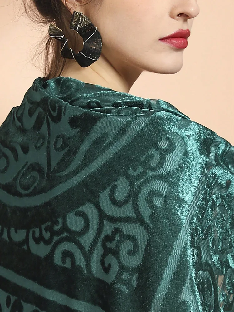 Retro ethnic style velvet jacquard tassel square scarf shawl for wearing over a qipao
Retro ethnic style velvet jacquard tassel square scarf shawl for wearing over a qipao