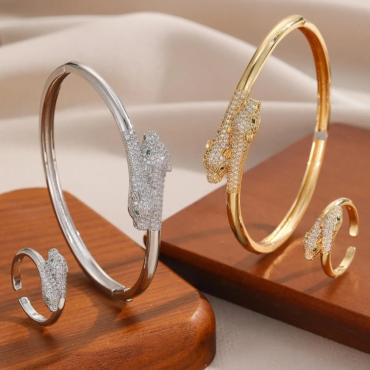 Two Women's Animal Bracelets And Open Rings, High-End Luxury Ins Series, Suitable For Banquets, Weddings And Parties
Two Women's Animal Bracelets And Open Rings, High-End Luxury Ins Series, Suitable For Banquets, Weddings And Parties