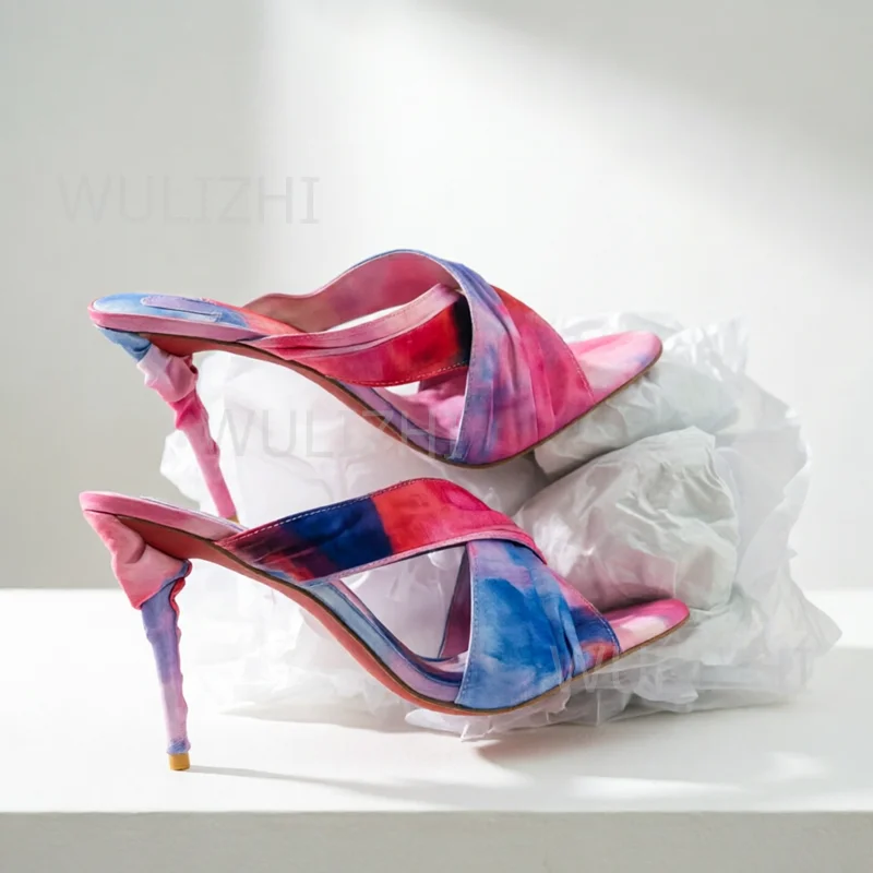 Ethnic Red Blue Graffiti Fabric Heels Gradient Women Rainbow Stiletto Heel Pleated Sandal Open Stiletto Party Shoe Girls Evening
Ethnic Red Blue Graffiti Fabric Heels Gradient Women Rainbow Stiletto Heel Pleated Sandal Open Stiletto Party Shoe Girls Evening