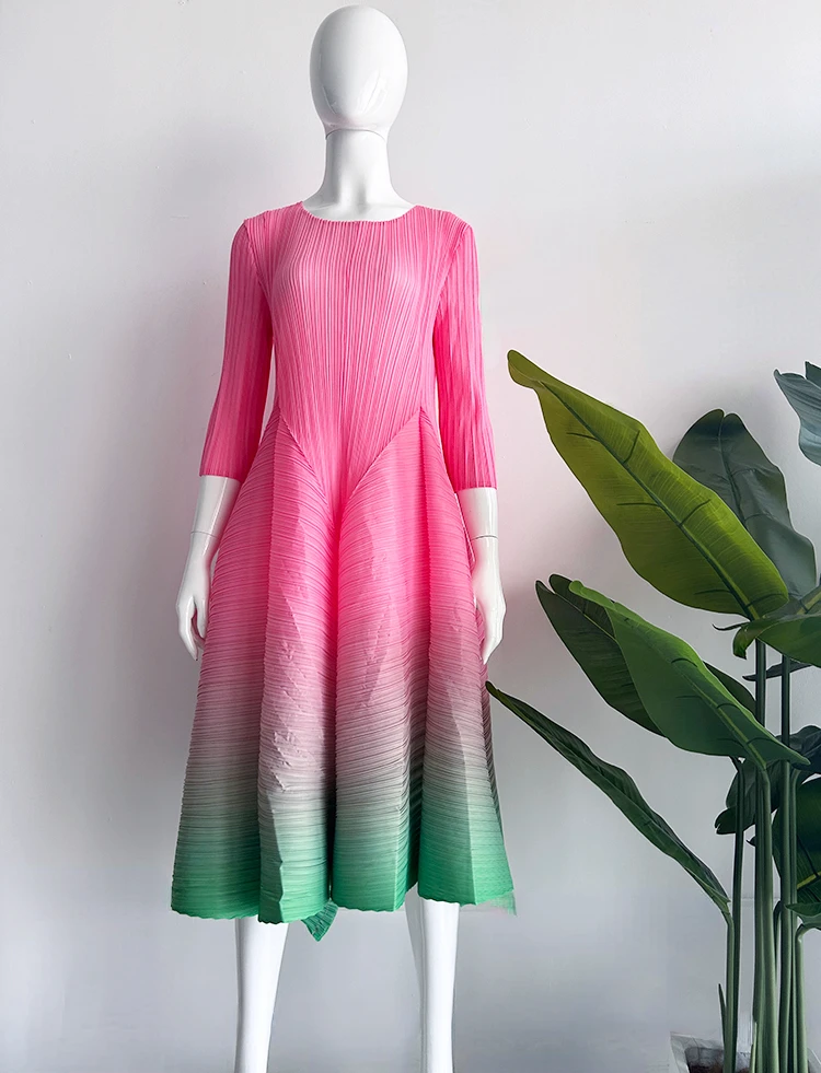 Miyake Pleated Gradient Color Fashion Women's Long Dress Luxury 3/4 Sleeve Soft Round Neck Women's Dress New Summer Party
Miyake Pleated Gradient Color Fashion Women's Long Dress Luxury 3/4 Sleeve Soft Round Neck Women's Dress New Summer Party