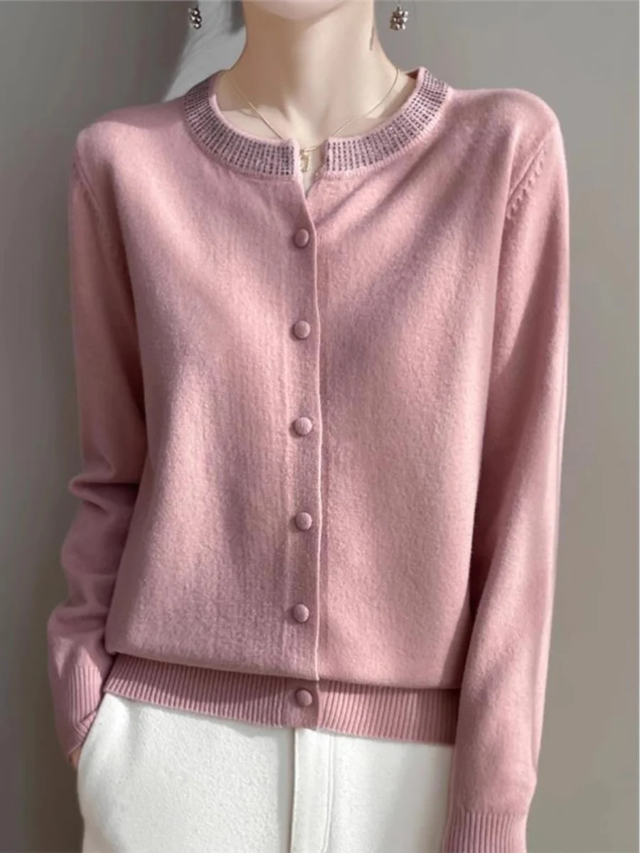 Женский вязаный кардиган с V-образным вырезом, инкрустированный стразами, из мягкой шерстяной смеси, длинный рукав, теплый, модный, в корейском стиле, базовая модель
Женский вязаный кардиган с V-образным вырезом, инкрустированный стразами, из мягкой шерстяной смеси, длинный рукав, теплый, модный, в корейском стиле, базовая модель