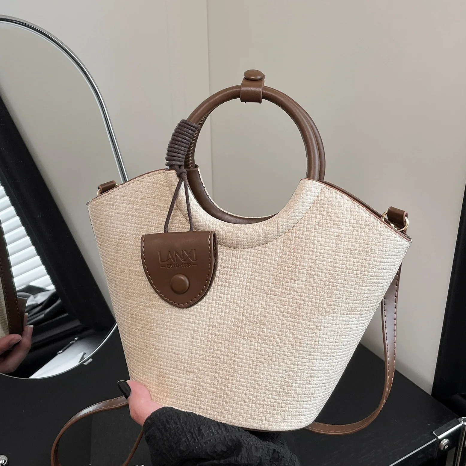 Korean Style Minimalist Tote Bag for Women 2025 Summer New Fashion Color Block Designer Luxury Bag Stylish Crossbody Bucket Bag
Korean Style Minimalist Tote Bag for Women 2025 Summer New Fashion Color Block Designer Luxury Bag Stylish Crossbody Bucket Bag