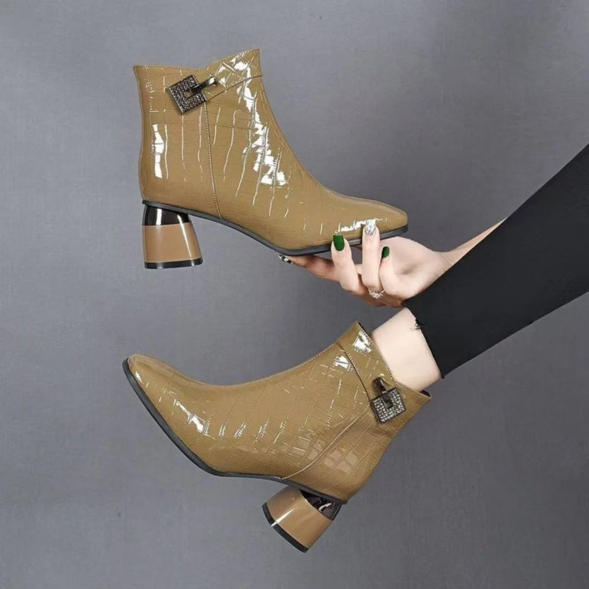 The 2025 new style of fashionable and versatile large-sized leather ankle boots for export
The 2025 new style of fashionable and versatile large-sized leather ankle boots for export