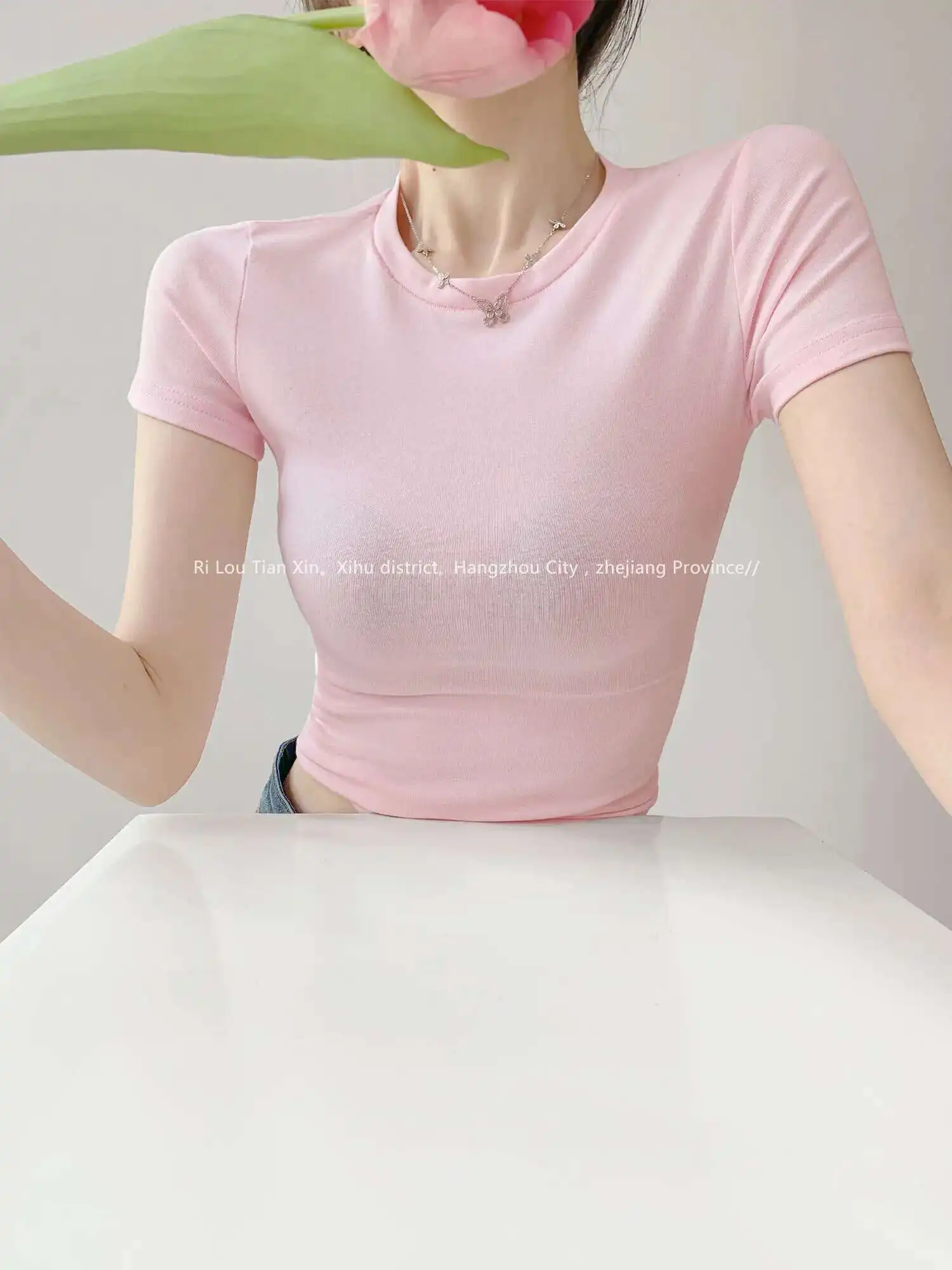 Новинка лета 2024, однотонная футболка в европейском и американском стиле Spicy Girl с коротким рукавом и круглым вырезом, женский короткий топ с затягивающей талией N4P0
Новинка лета 2024, однотонная футболка в европейском и американском стиле Spicy Girl с коротким рукавом и круглым вырезом, женский короткий топ с затягивающей талией N4P0