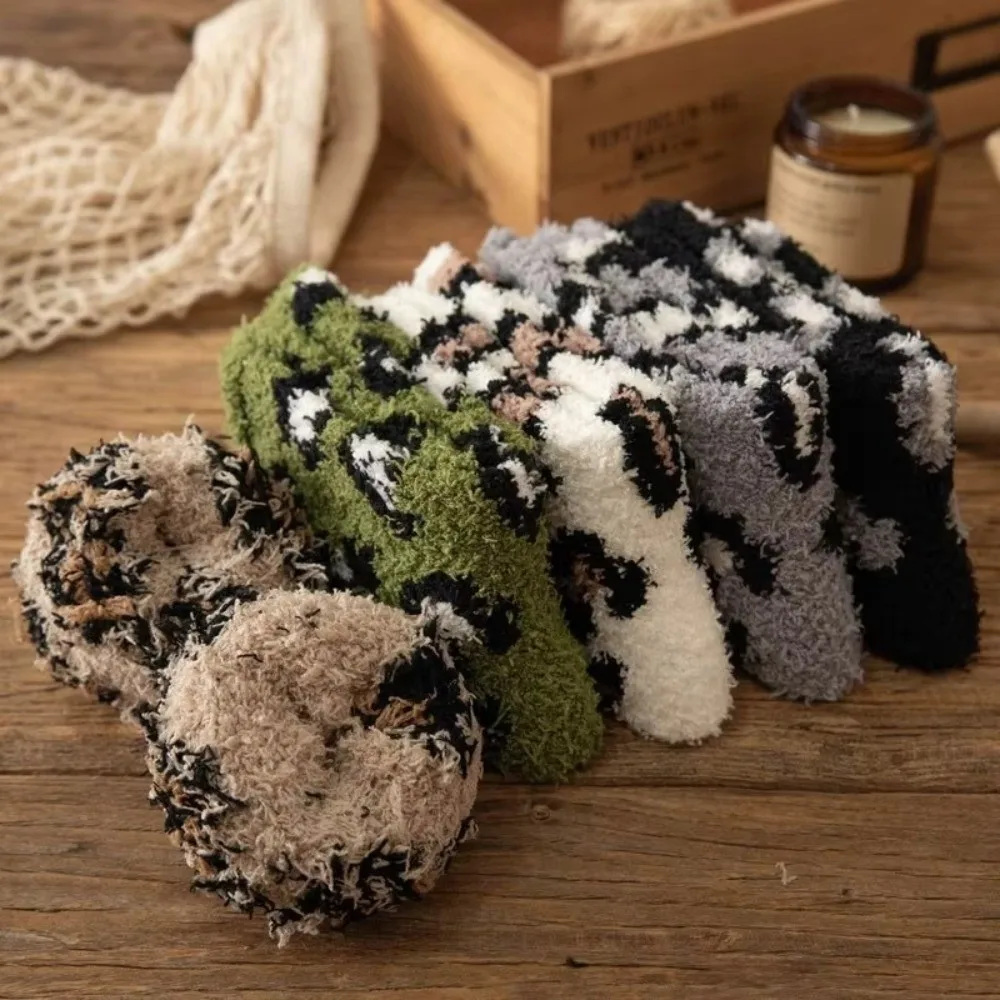 Новые пушистые чулки из кораллового флиса, утолщенные нескользящие носки-тапочки, носки для сна, зимние теплые носки, подарочные пушистые чулки
Новые пушистые чулки из кораллового флиса, утолщенные нескользящие носки-тапочки, носки для сна, зимние теплые носки, подарочные пушистые чулки