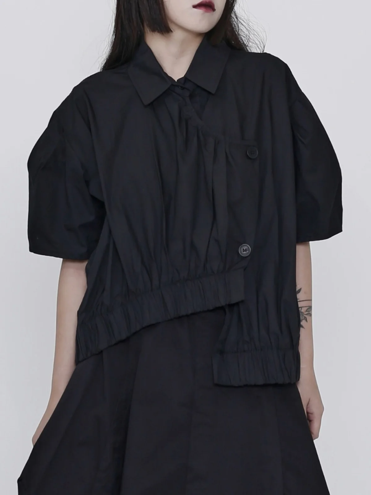 Dark Style Asymmetric Short Loose Shirt Hidden Seek Summer New Arrival Slant Door Design Simple Cotton Women's Fashion Top
Dark Style Asymmetric Short Loose Shirt Hidden Seek Summer New Arrival Slant Door Design Simple Cotton Women's Fashion Top