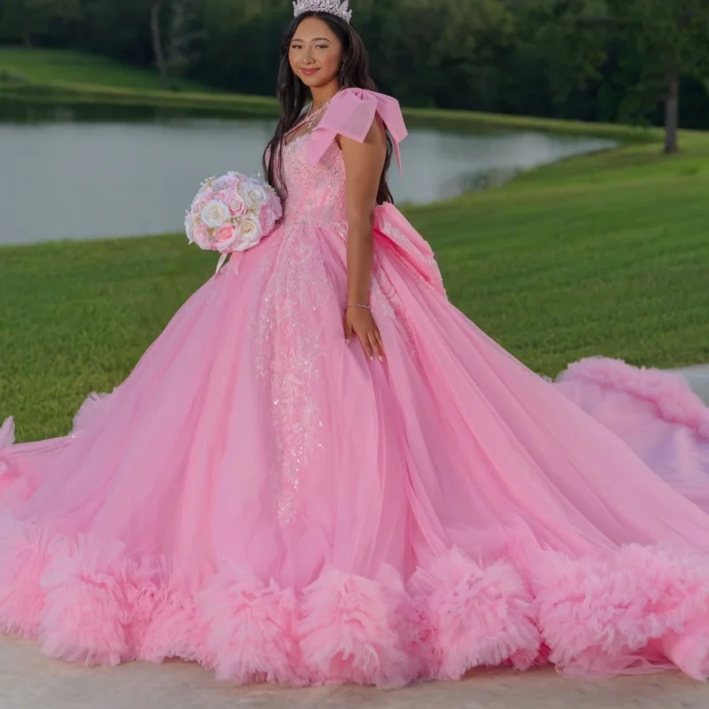 Pink Quinceanera Dress Glitter Crystal Decal Long tail off-shoulder Lace Ruffles Bow Vestidos De 15 Quinceanera Customize
Pink Quinceanera Dress Glitter Crystal Decal Long tail off-shoulder Lace Ruffles Bow Vestidos De 15 Quinceanera Customize