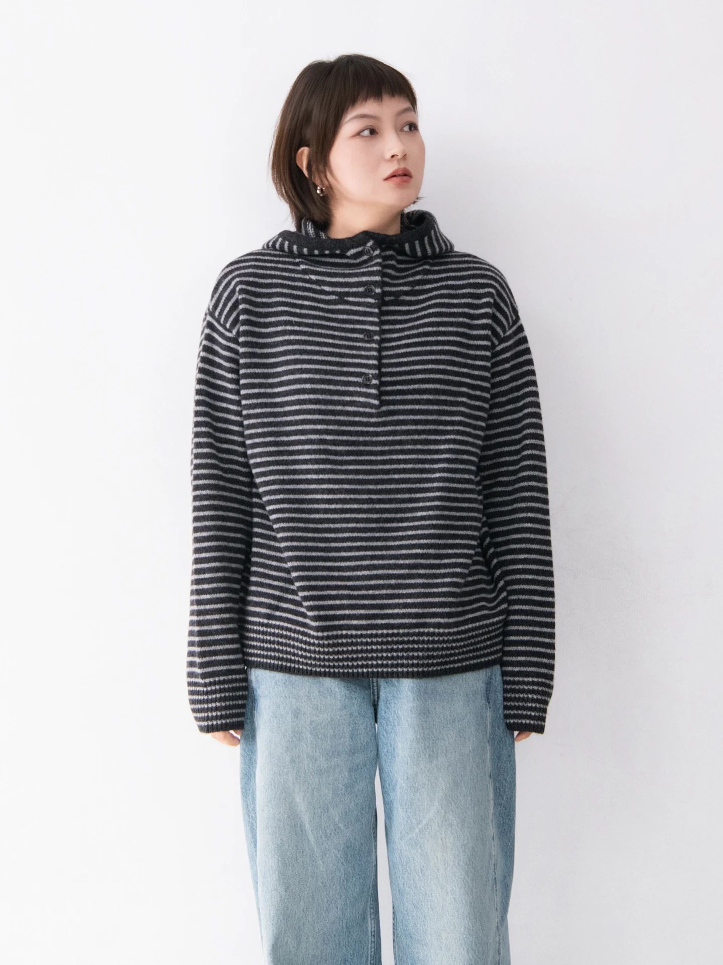 Женский вязаный свитер из хлопка и шерсти с капюшоном, на пуговицах, повседневный, в полоску, теплый, универсальный, свободного кроя, с длинными рукавами
Женский вязаный свитер из хлопка и шерсти с капюшоном, на пуговицах, повседневный, в полоску, теплый, универсальный, свободного кроя, с длинными рукавами